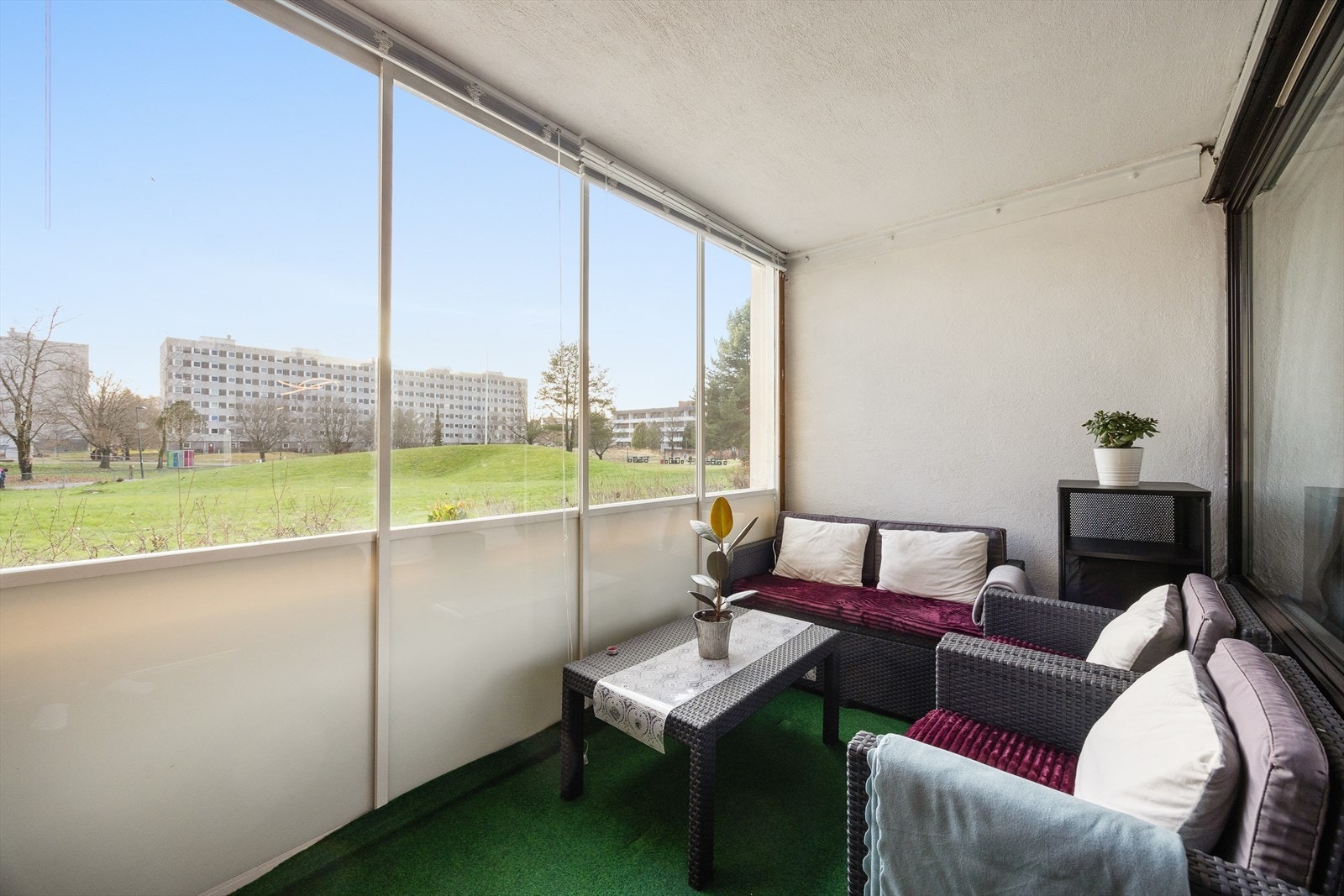 Fra stuen er det utgang til en romslig, innglasset balkong på 7 m². Galleribilde