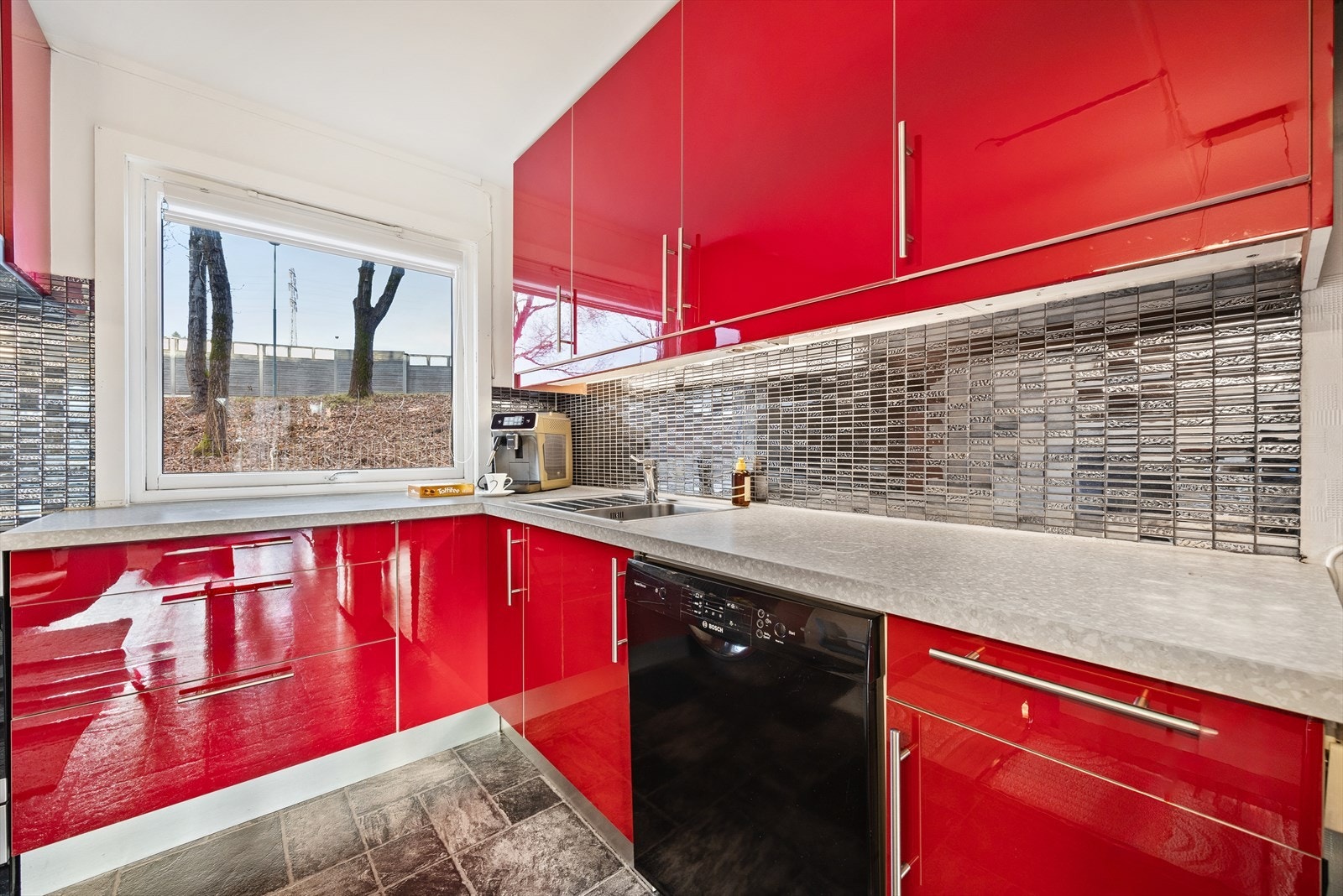 Kjøkkenet er funksjonelt med rikelig skap- og benkeplass. Galleribilde