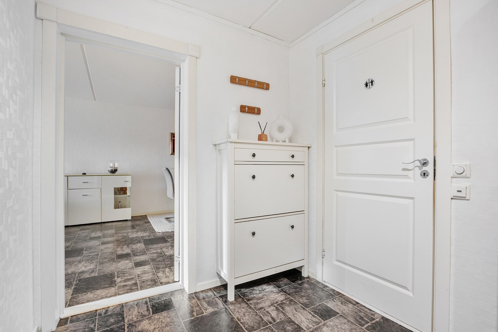 Fra gangen åpner leiligheten seg opp mot stue- og kjøkkenområdet. Galleribilde