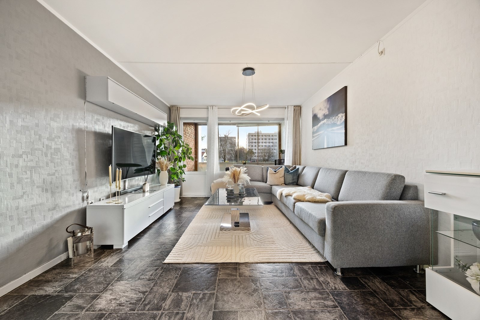 Gulvene i oppholdsrommene er en kombinasjon av vinyl og laminat, med malt tapet på veggene. Galleribilde