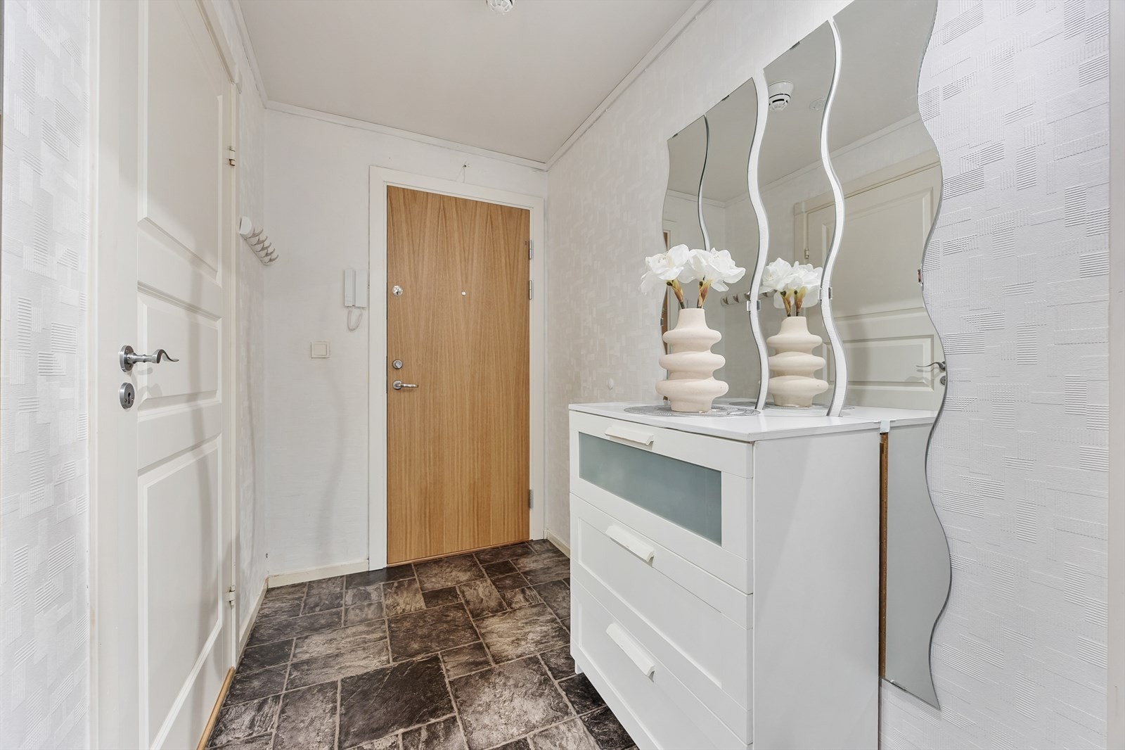 Du ønskes velkommen inn i en lys entré med plass til oppbevaringsmøbler. Galleribilde