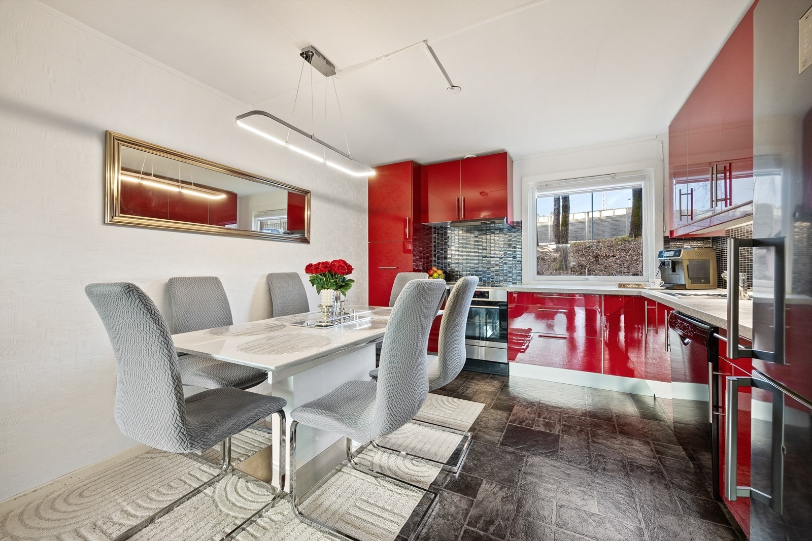 Kjøkkeninnredningen fra Ikea har glatte fronter og laminat benkeplate med nedfelt kum. Galleribilde