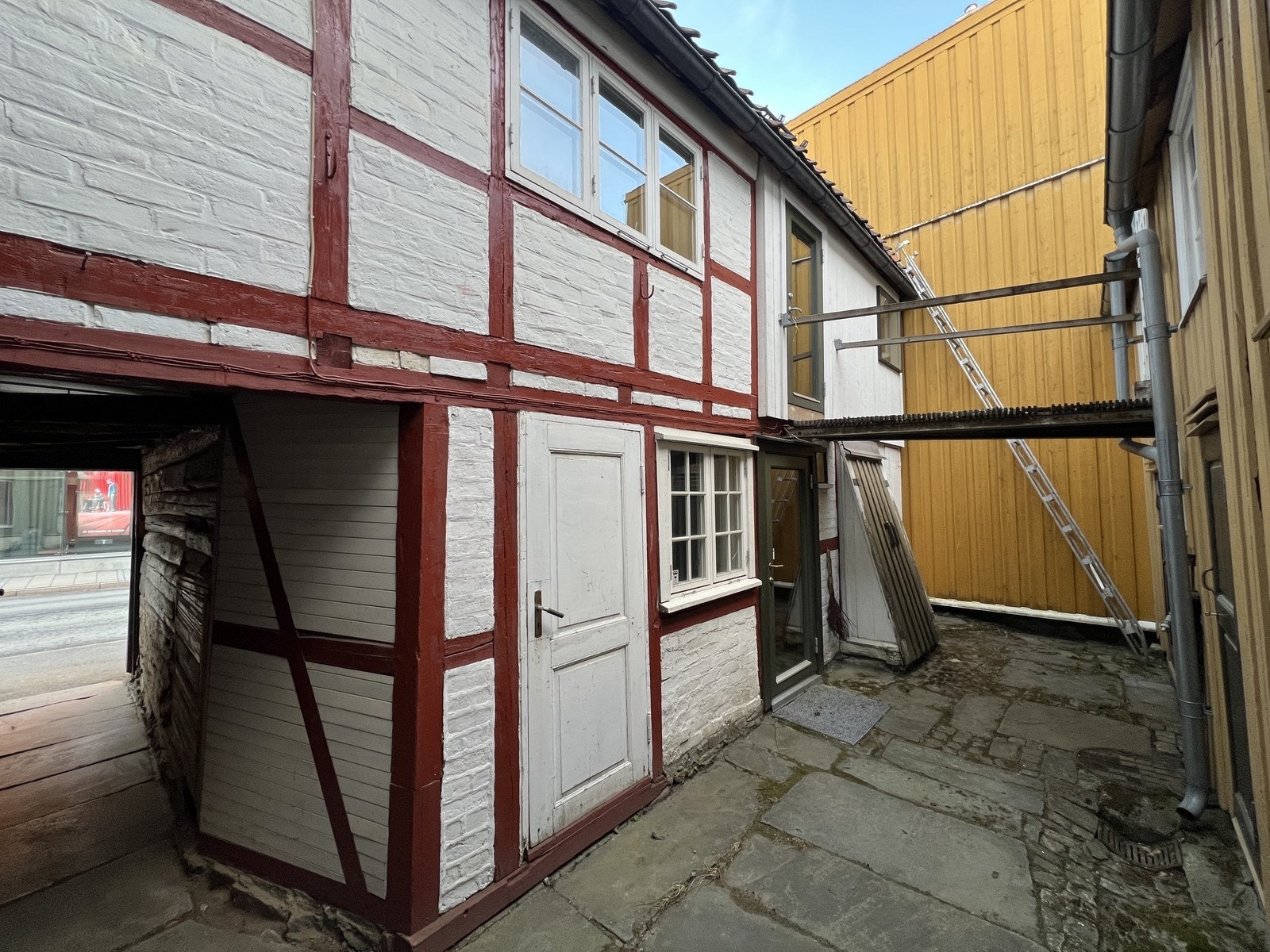 Inngang i bakgård Galleribilde