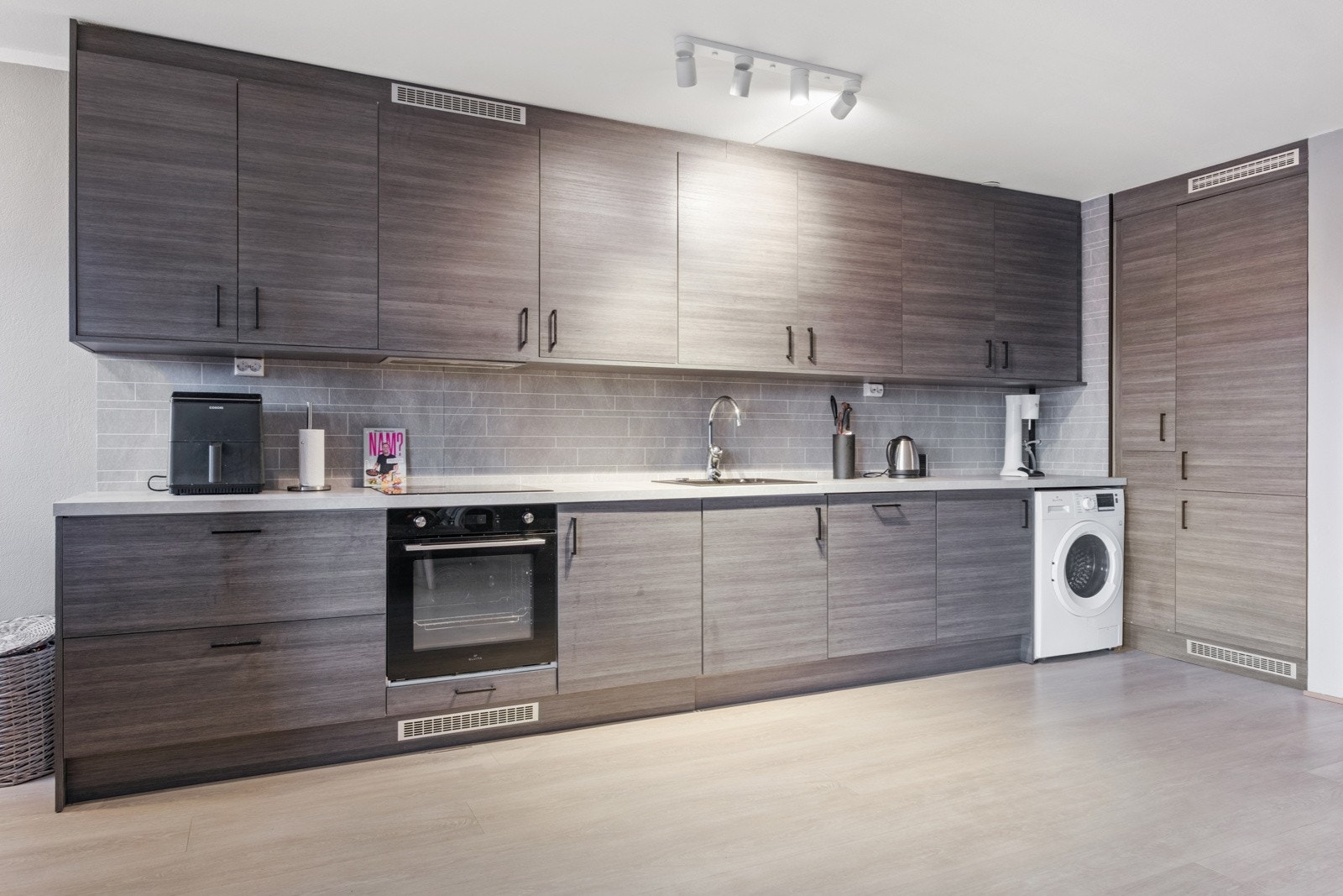 Delikat oppusset kjøkken med integrerte hvitevarer Galleribilde