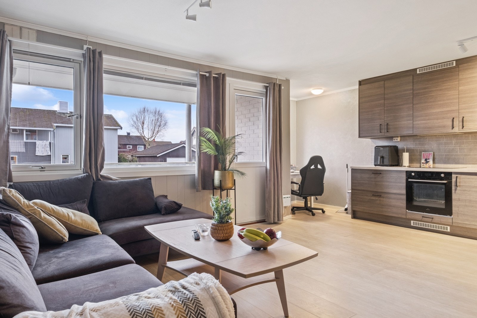 Velkommen til Frydenlundgata 17 - Flott oppusset leilighet med enkel adkomst i 1.etg. Bo lettvint og sentralt med lave felleskostnader pr. mnd! Galleribilde