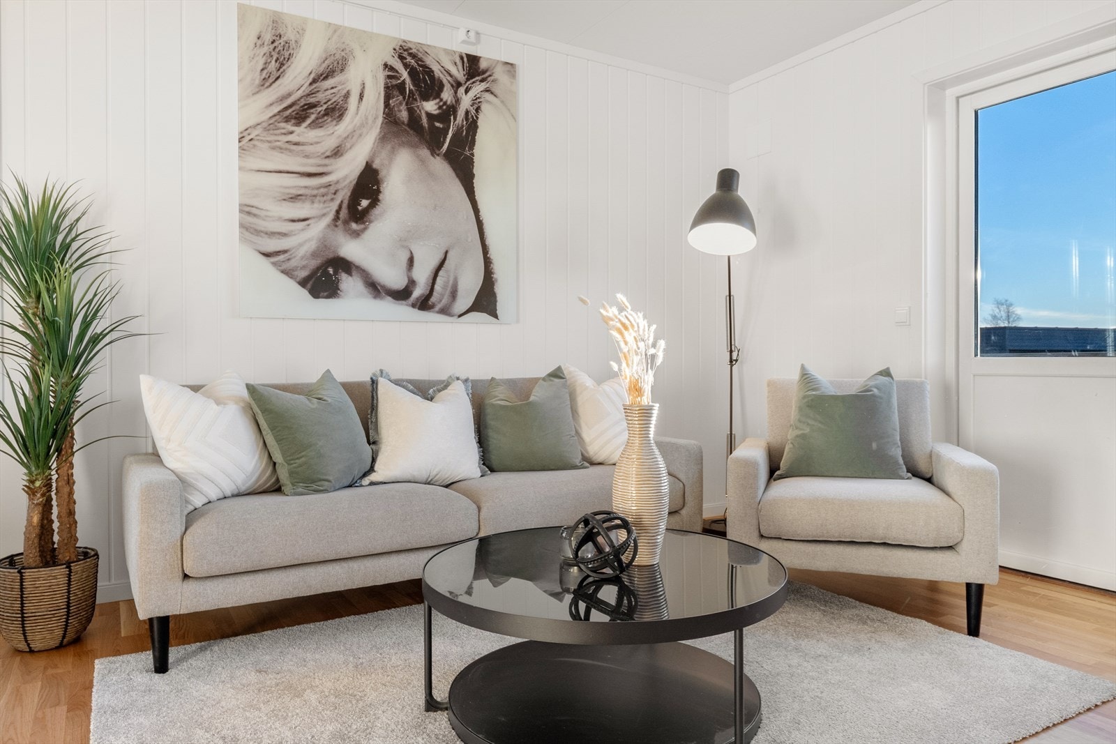 Det er parkett på gulv og mdf panel på veggene. Galleribilde