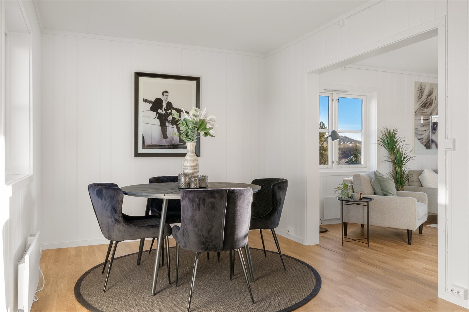 Fra stuen er det adkomst til spisestue med åpen kjøkkenløsning. Galleribilde