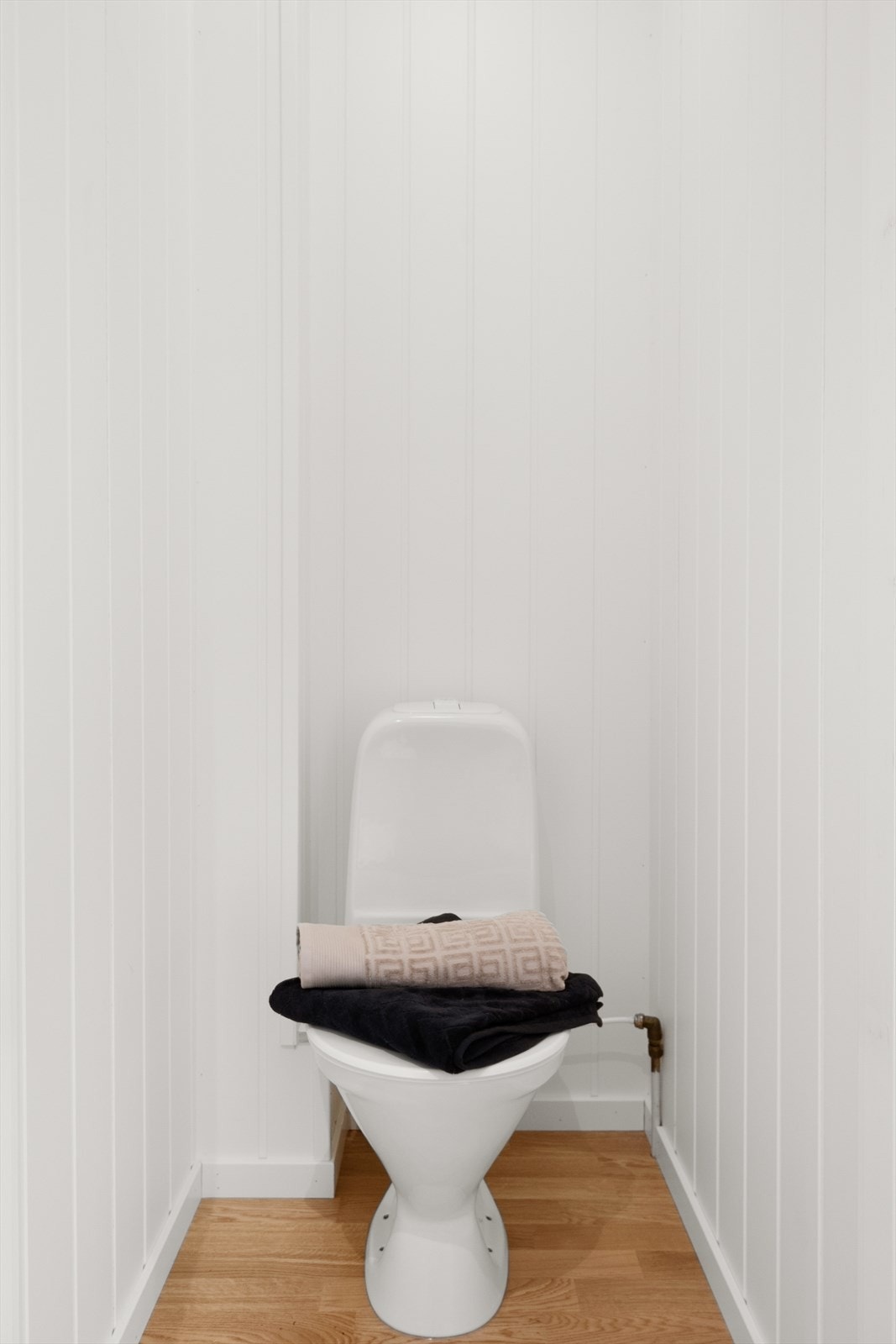 Separat toalettrom med gulvstående toalett. Galleribilde