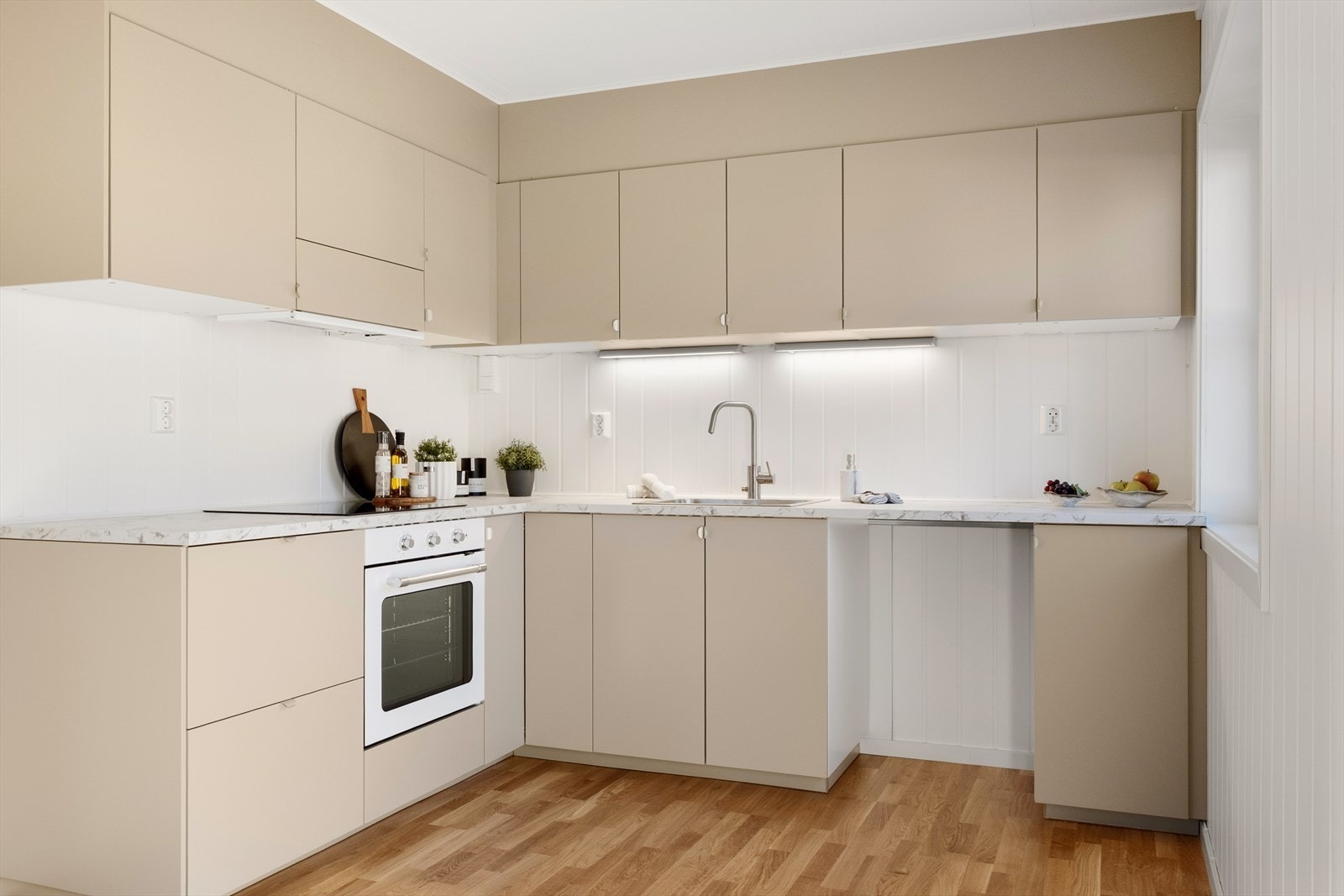 Delikat kjøkken fra 2025 med glatte fronter og laminert benkeplate med nedfelt vaskekum. Galleribilde