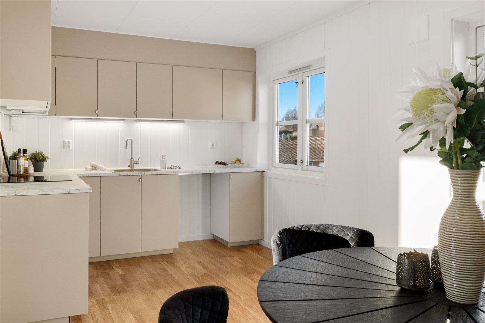 Kjøkkenet har godt med skap og benkeplass. Galleribilde