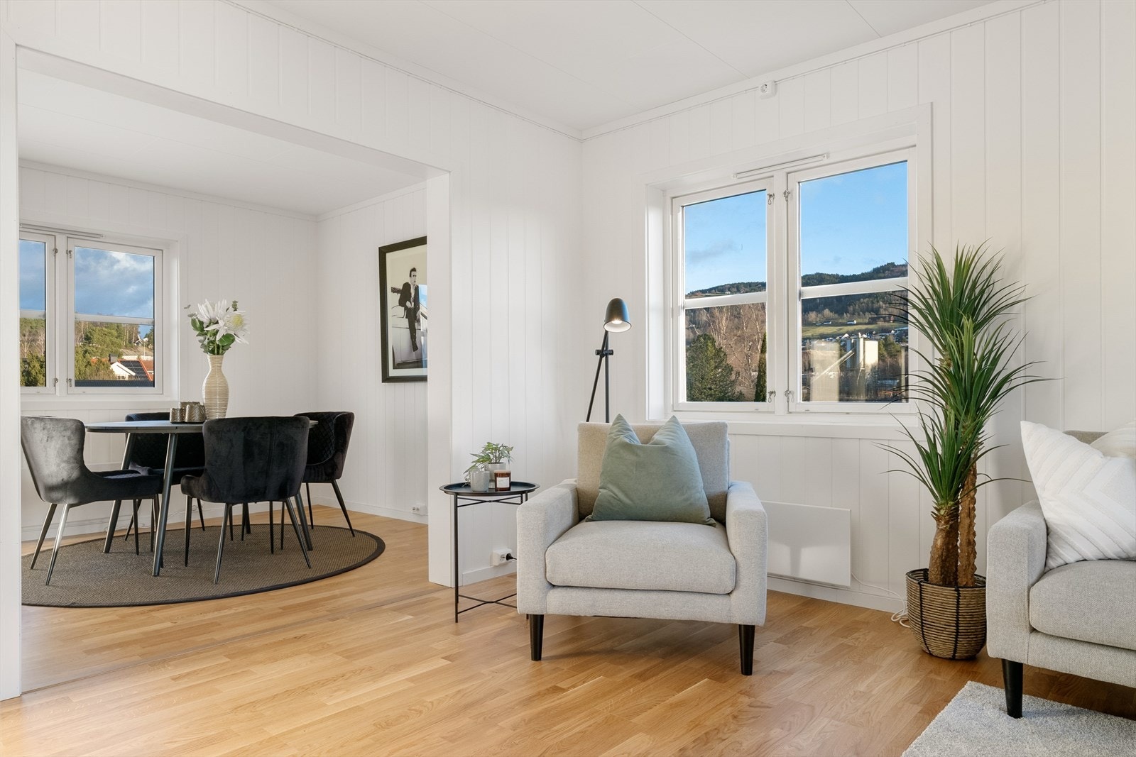 Store vindusflater slipper inn rikelig med naturlig lys. Galleribilde