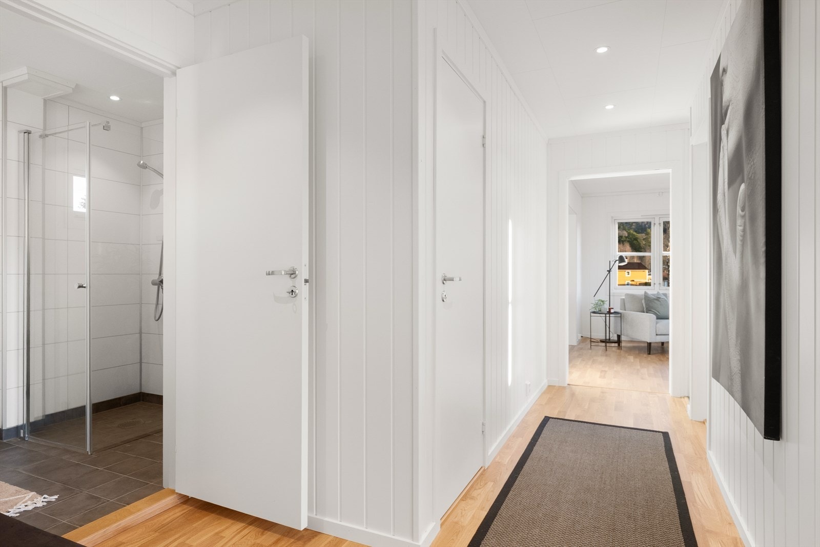 Det første som møter deg når du kommer inn er en entré/gang med plass til sko og yttertøy. Galleribilde