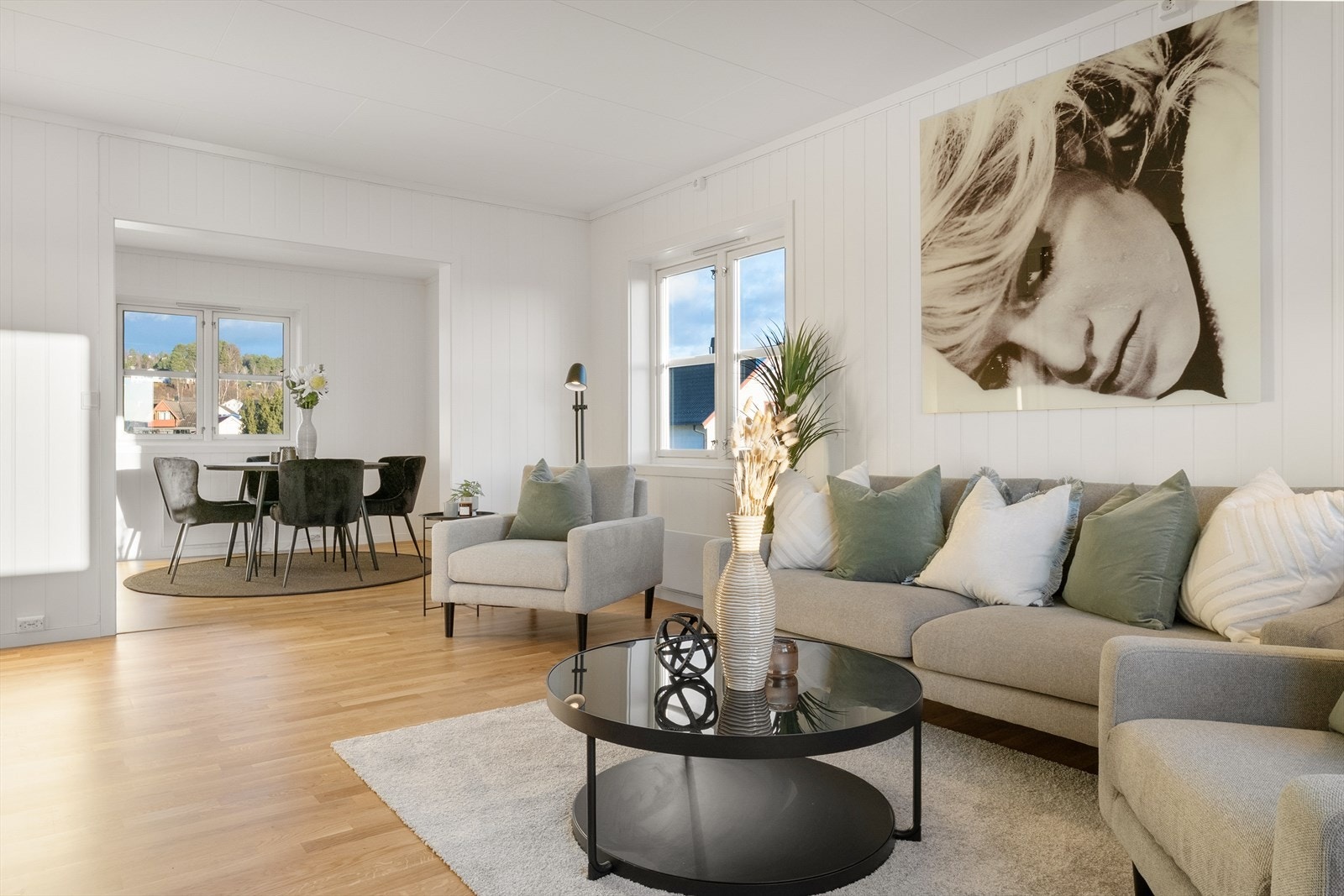 Innbydende stue med god plass til sofagruppe og annet ønske møblement. Galleribilde