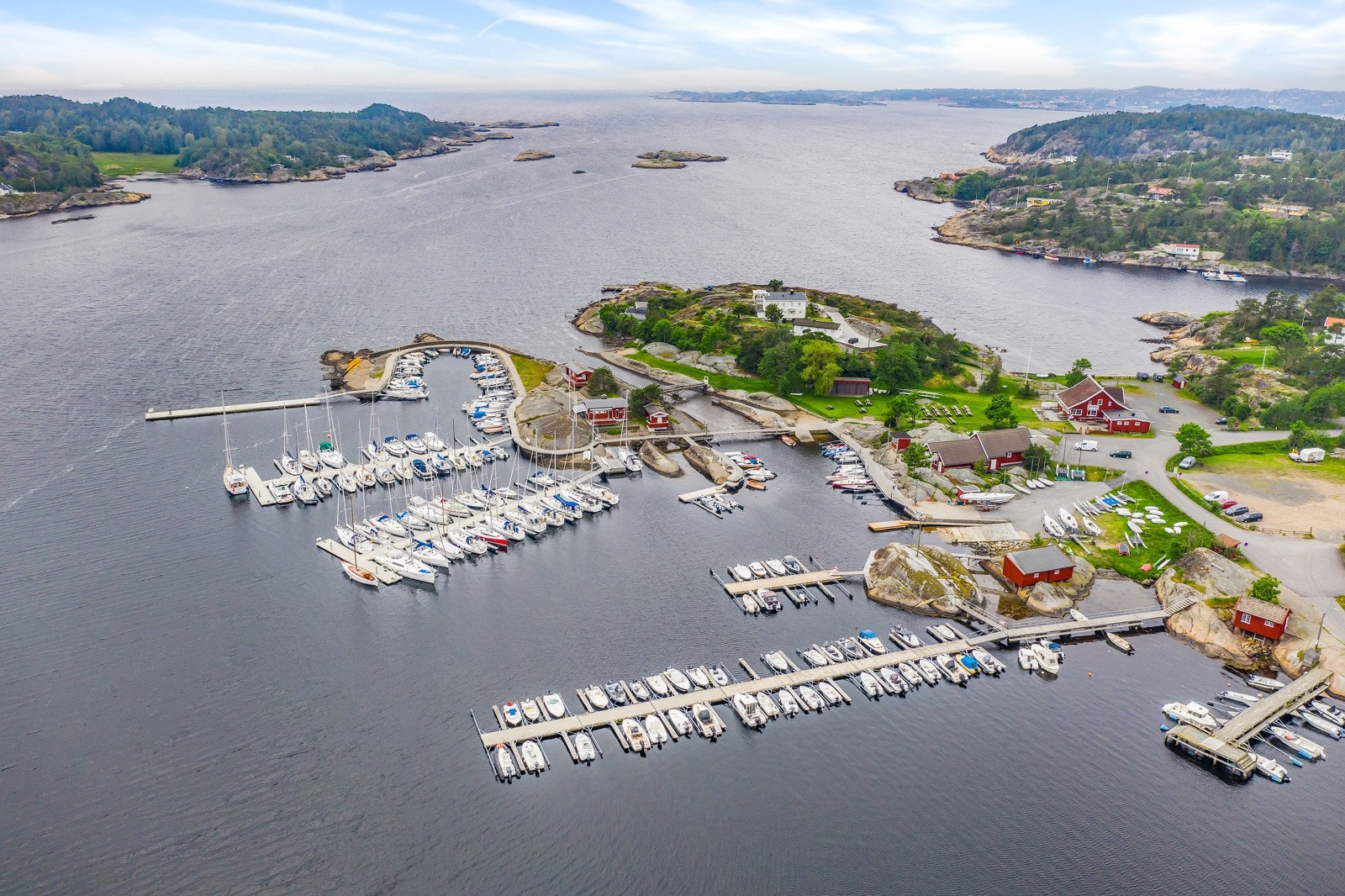 Viksfjord - Larviks skjærgårdsperle! Her ligger Seilerhytta, et populært samlingssted hvor du kan nyte god mat og drikke i idylliske omgivelser. Galleribilde