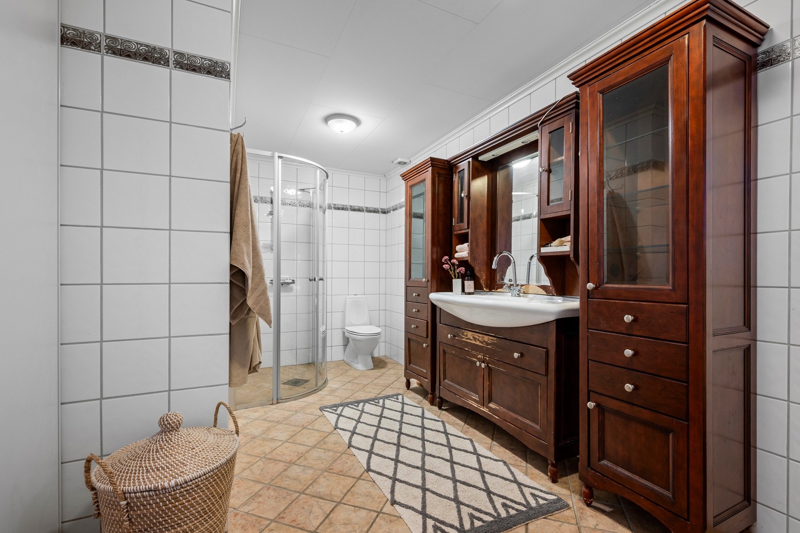 Stort bad med flislagte overflater. Galleribilde