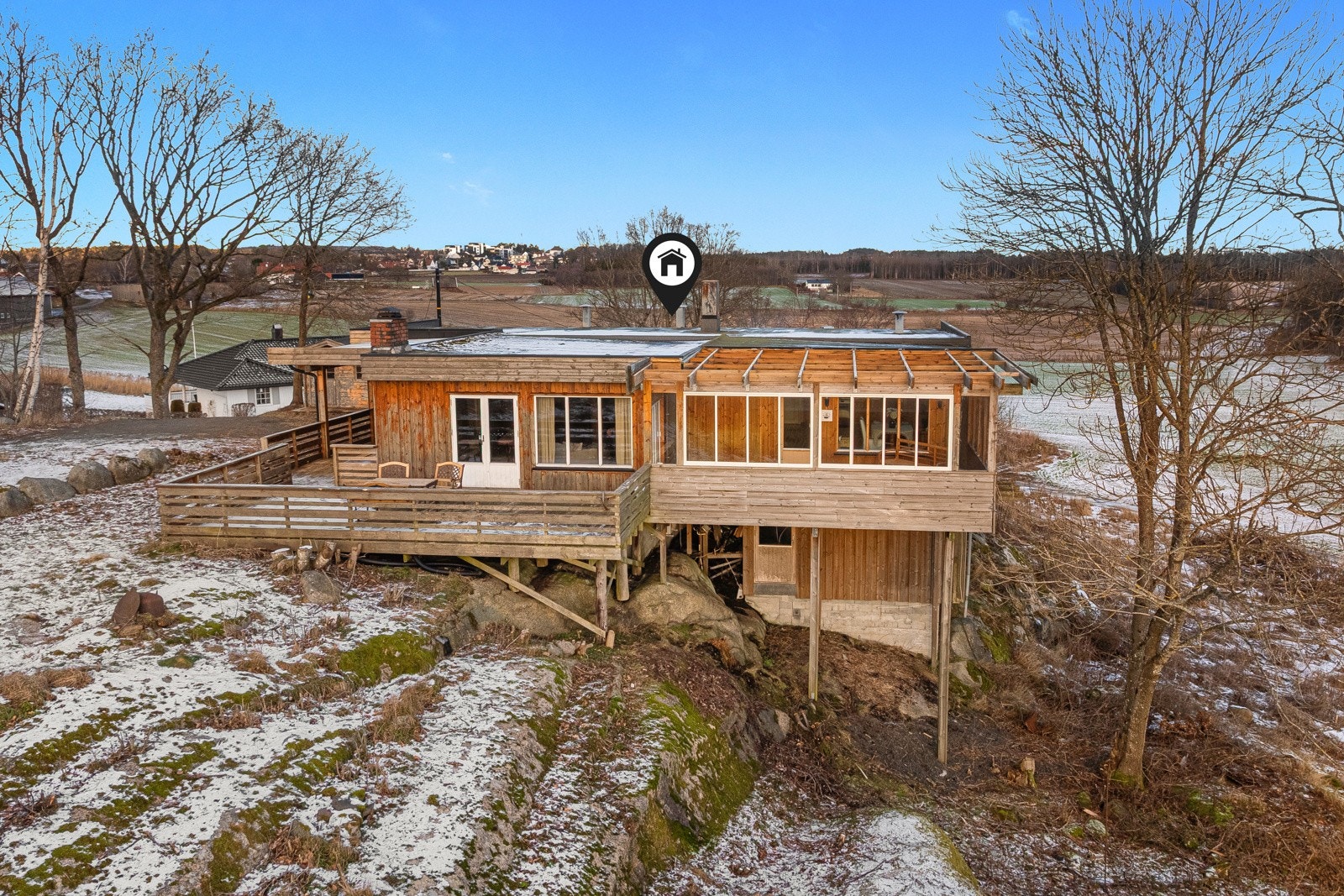 På eiendommen står det oppført en romslig enebolig fra 1972 med hele 283 kvm fordelt over to etasjer. Galleribilde