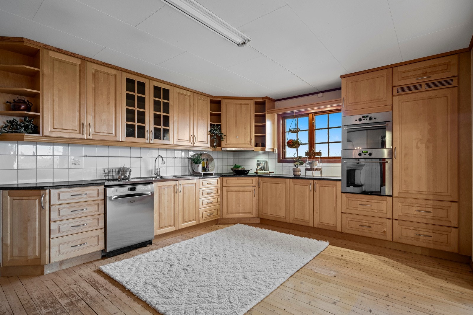 Kjøkkeninnredning fra Strai med heltre fronter. Galleribilde