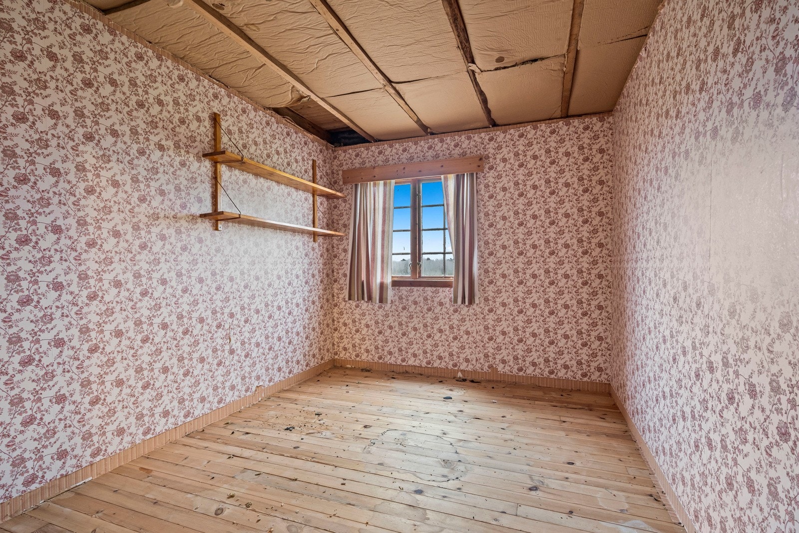 Underetasjen har diverse grovrom og er delvis revet, men det antas at den tidligere har inneholdt soverom og oppholdsrom. Galleribilde