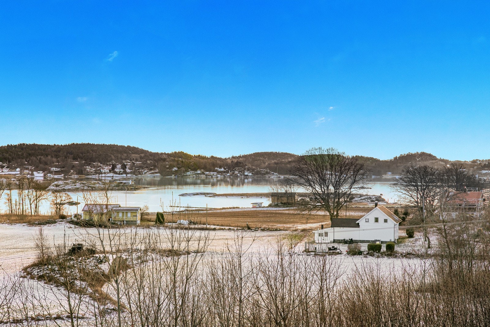 Drømmer du om å bo med utsikt mot fjorden, i vakre og rolige omgivelser? Denne eiendommen på Østbytangen gir deg nettopp det, en sjelden kombinasjon av landlig idyll og nærhet til sjøen. Galleribilde