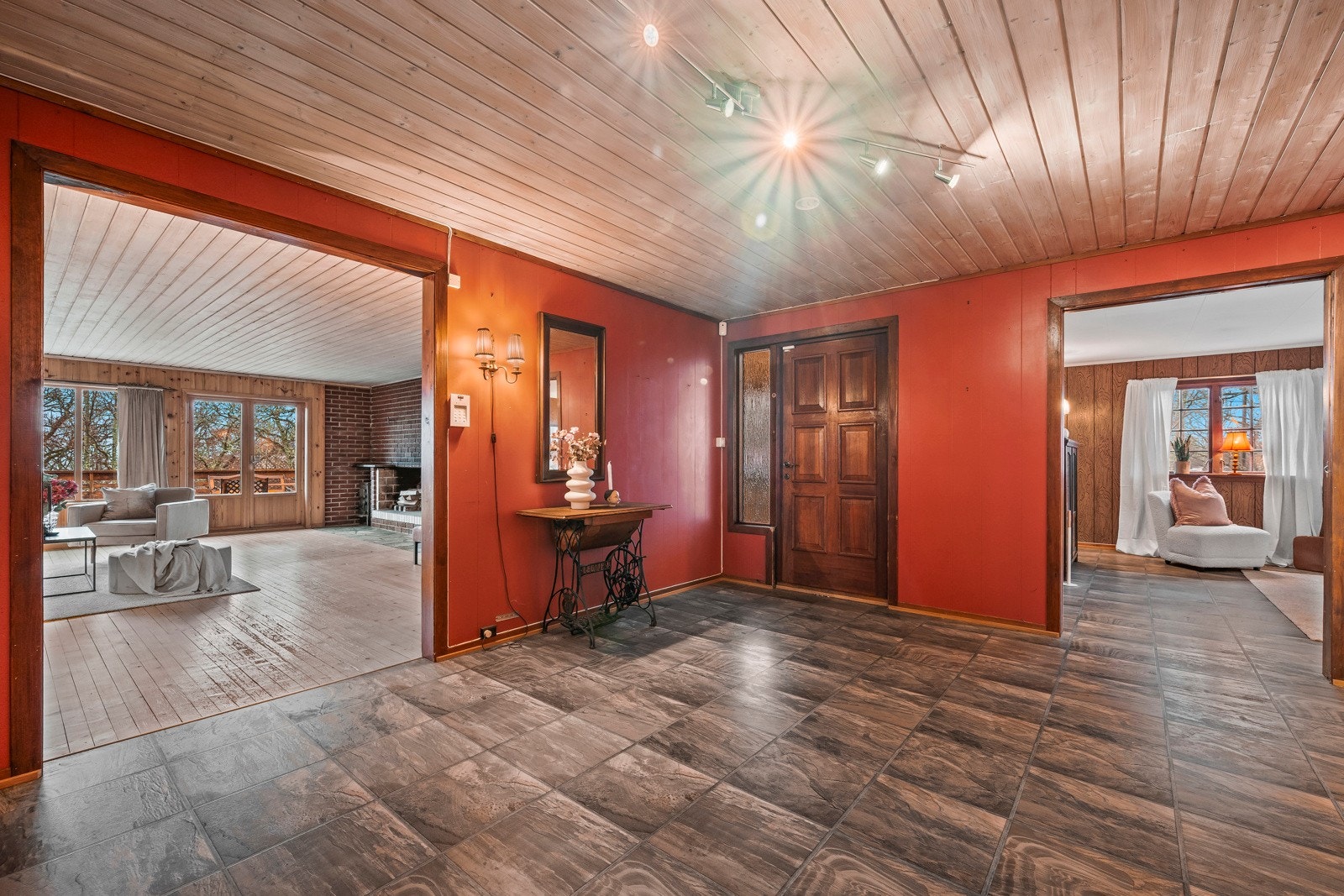 Eiendommen har et betydelig vedlikeholdsetterslep, og kjøper må forvente omfattende oppgraderingsarbeid - men her ligger mulighetene! Galleribilde