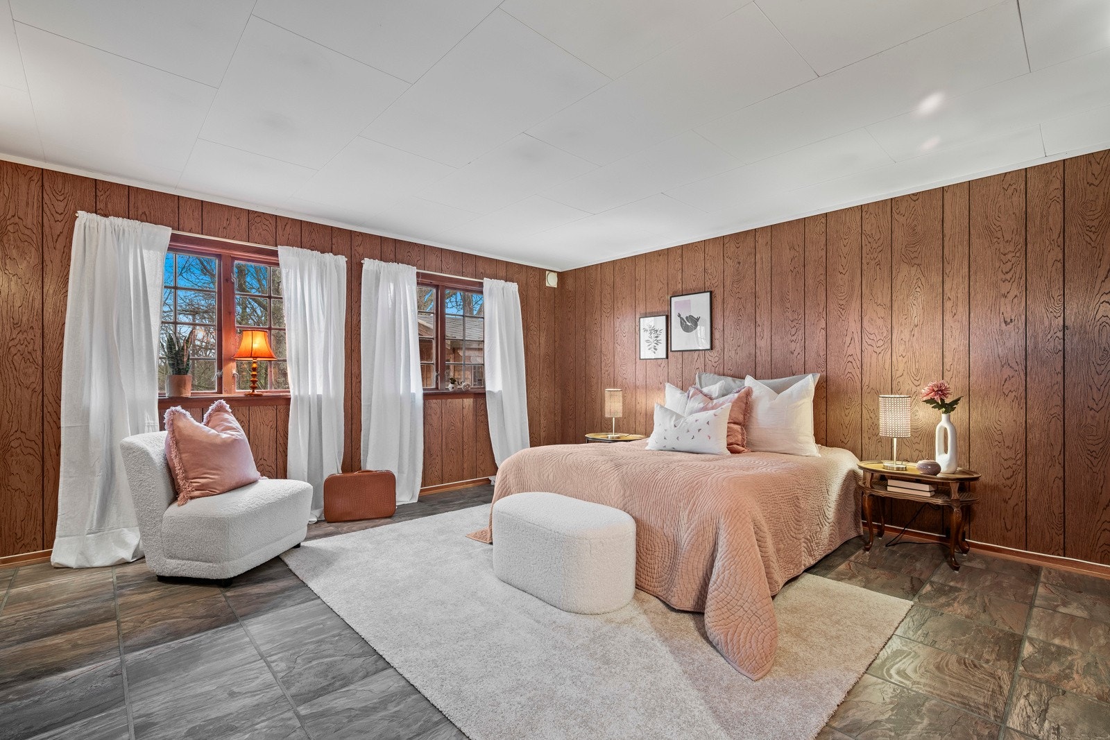 Boligen har totalt fire soverom. Ett av dem er innredet og ligger i hovedetasjen, mens de tre øvrige uinnredede soverommene befinner seg i underetasjen. Galleribilde