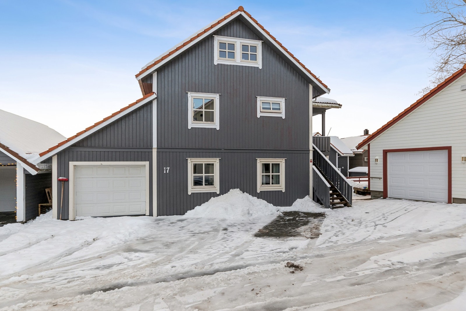 H/delt tomannsbolig hvor boenheten ligger i 1. etasje med garasje Galleribilde