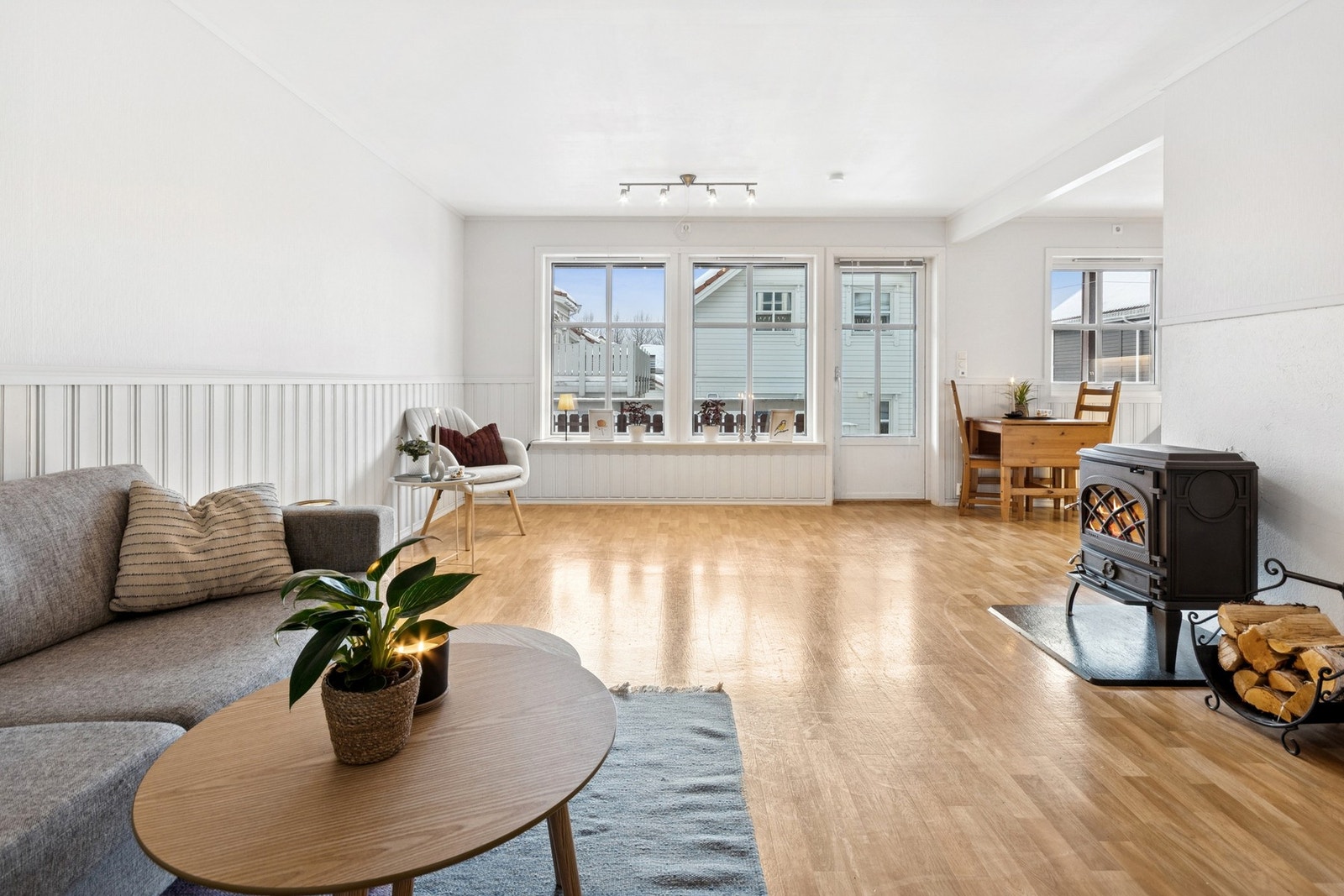 Her er det utgang til en romslig og solrik terrasse på ca. 35 m² Galleribilde