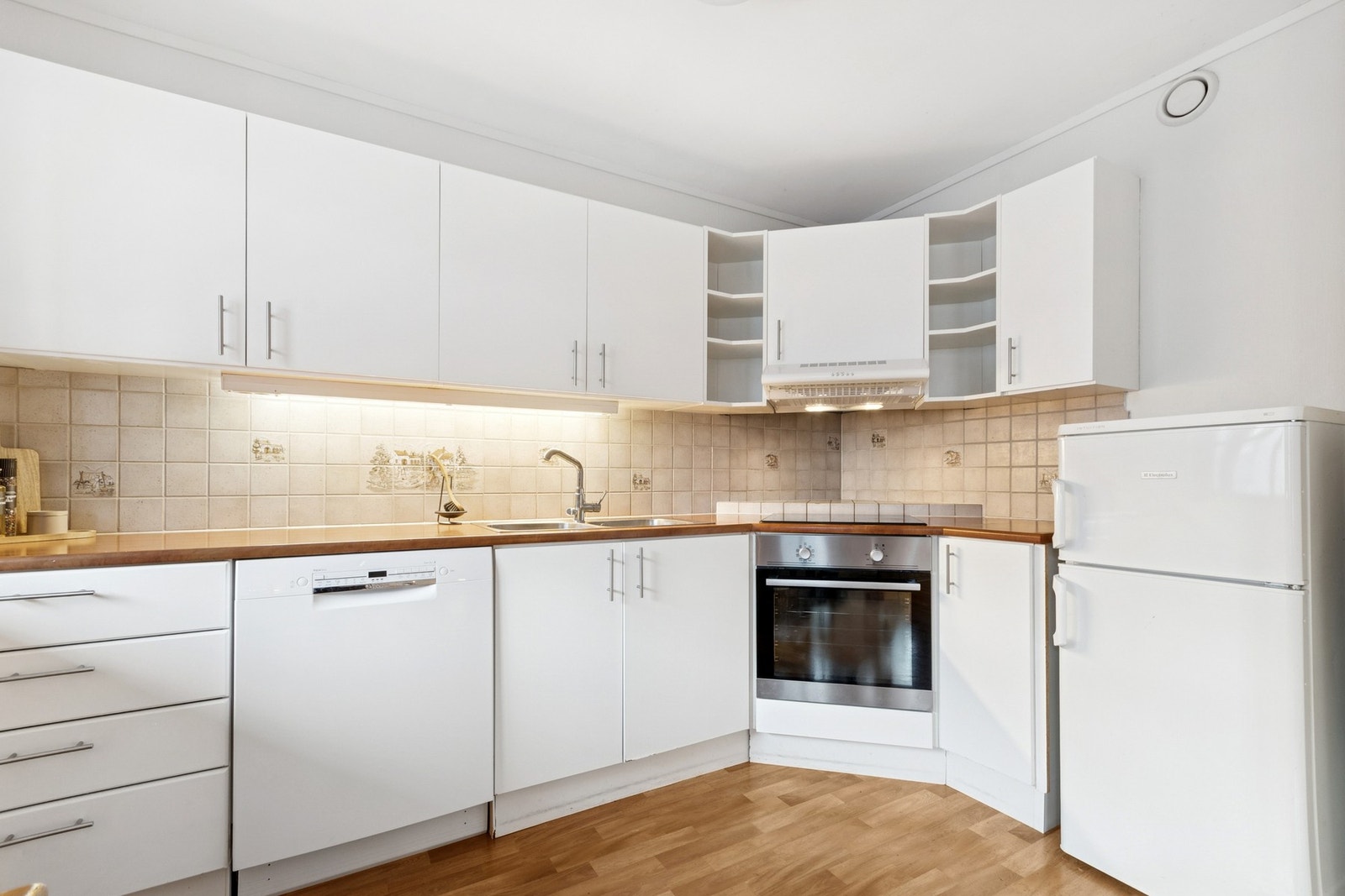 Det er integrert platetopp og stekeovn. Mekanisk avtrekk fra kjøkkenventilator Galleribilde