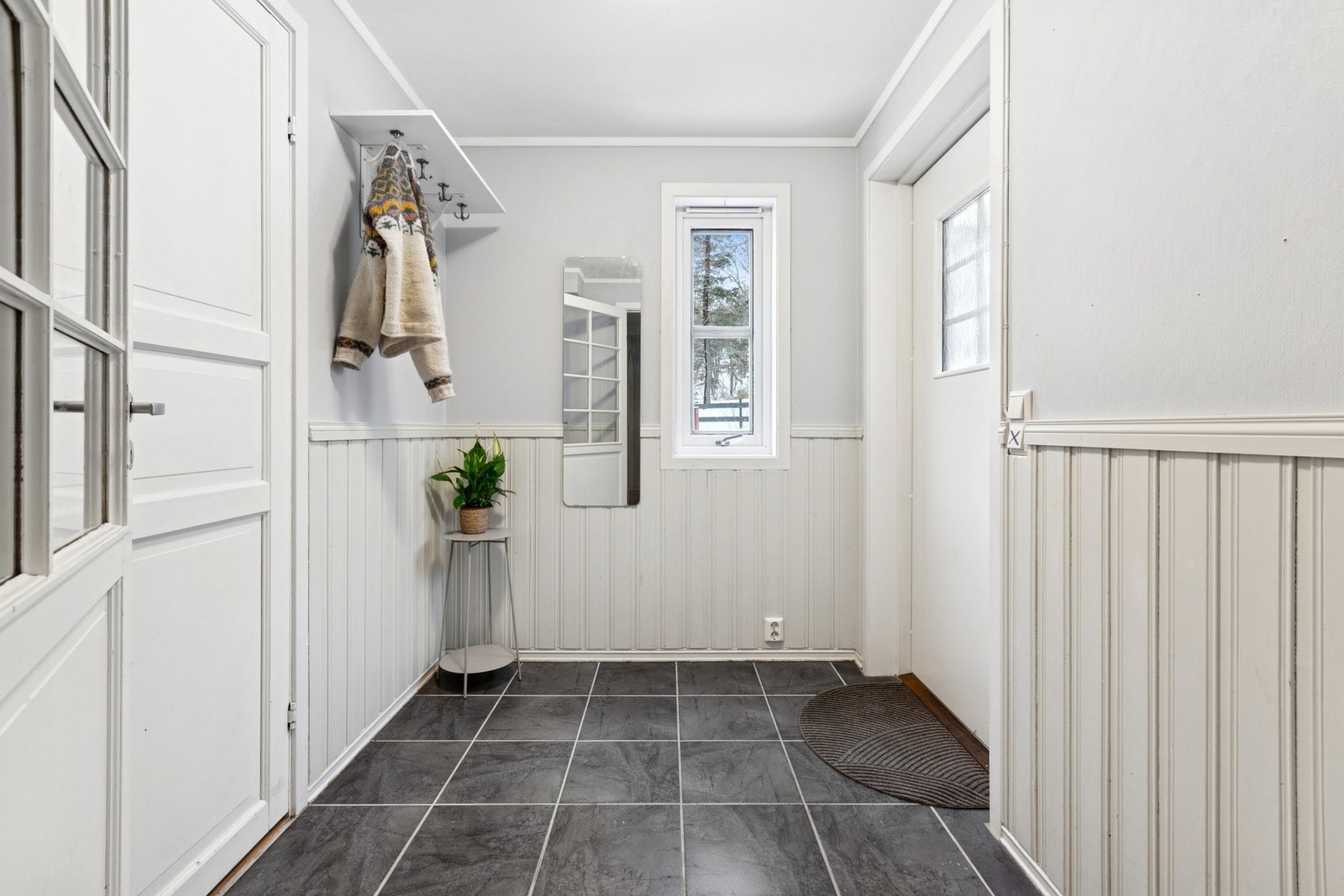 Romslig entré med plass til kommode, jakkeoppheng og skostativ Galleribilde