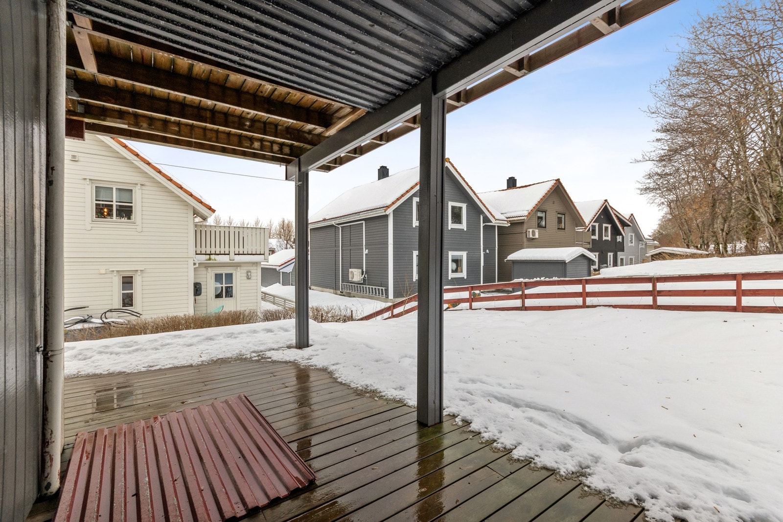 Solrik og romslig terrasse Galleribilde