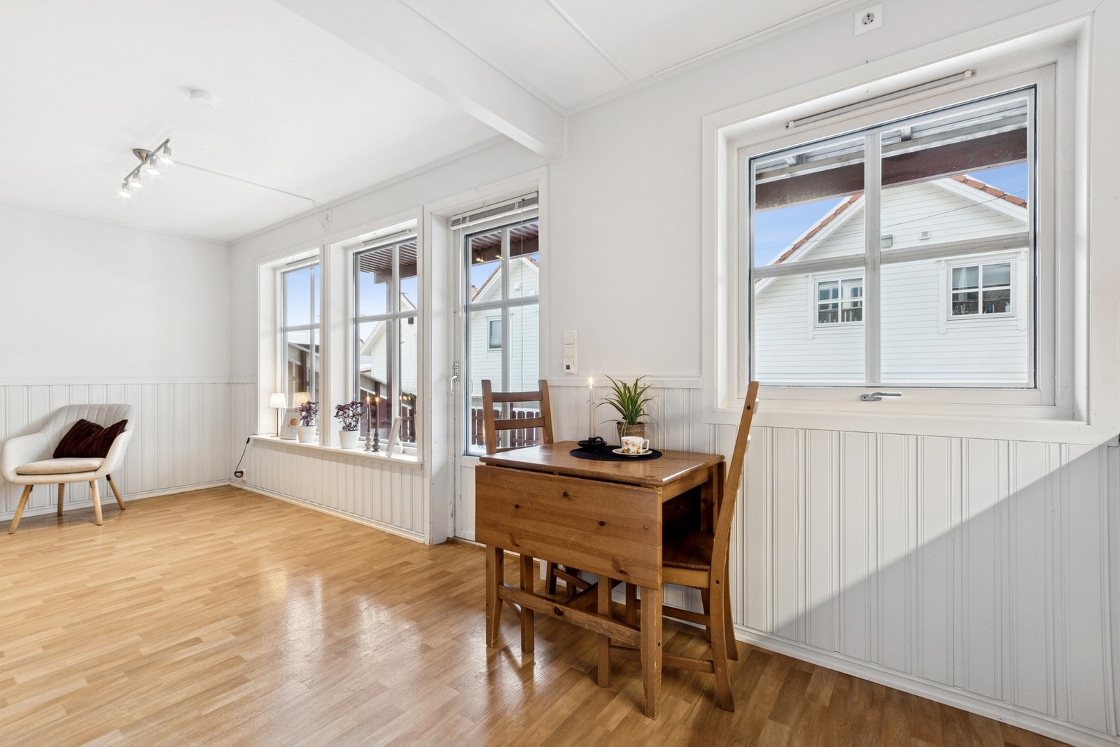 Store vindusflater som slipper inn rikelig med dagslys Galleribilde