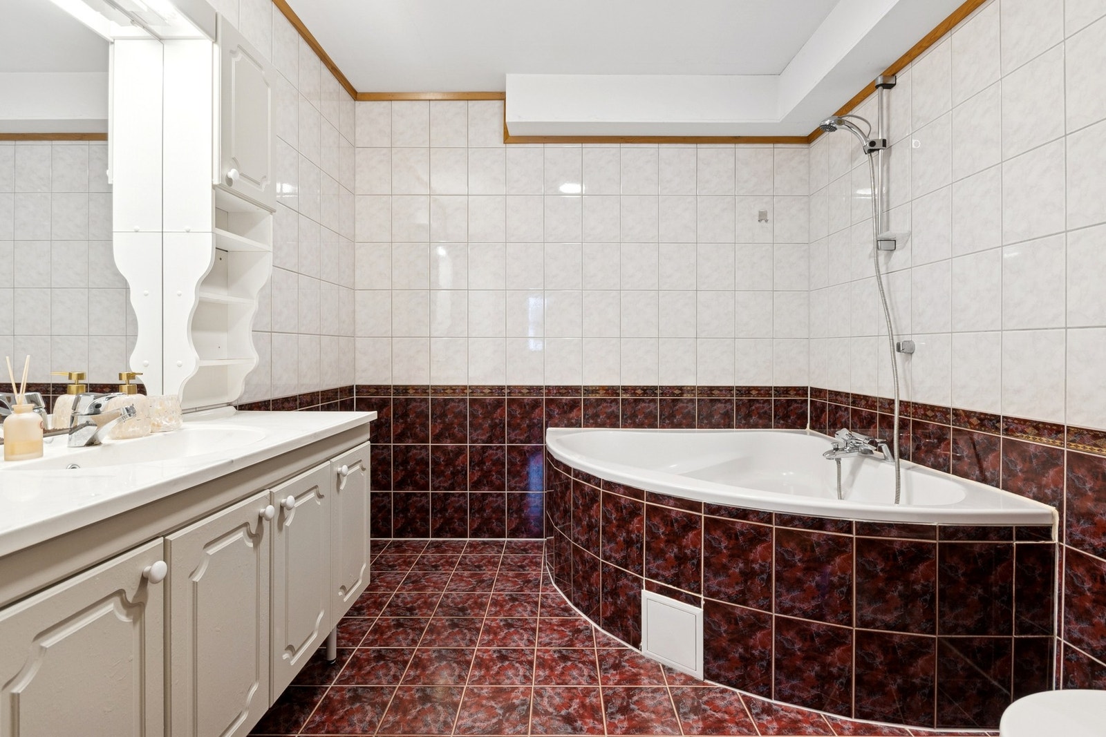 Flislagt bad med elektriske varmekabler i gulvet. Det er ventil i himling som er tilknyttet ventilasjonsanlegget Galleribilde