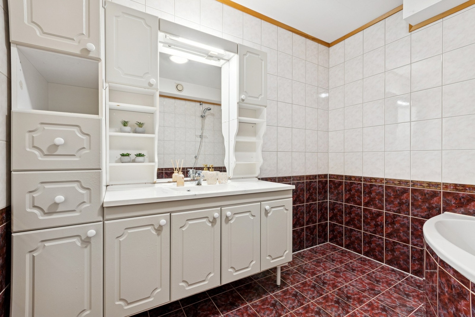 Rommet er innredet med nedfelt servant, toalett og badekar Galleribilde