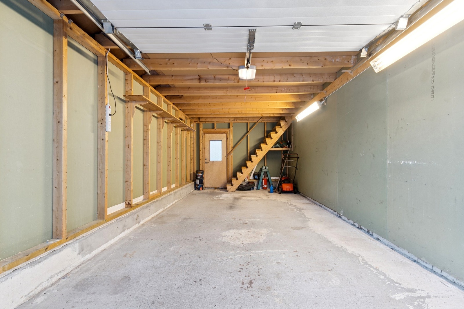 Parkering i en praktisk garasje med oppbevaring på loftet Galleribilde