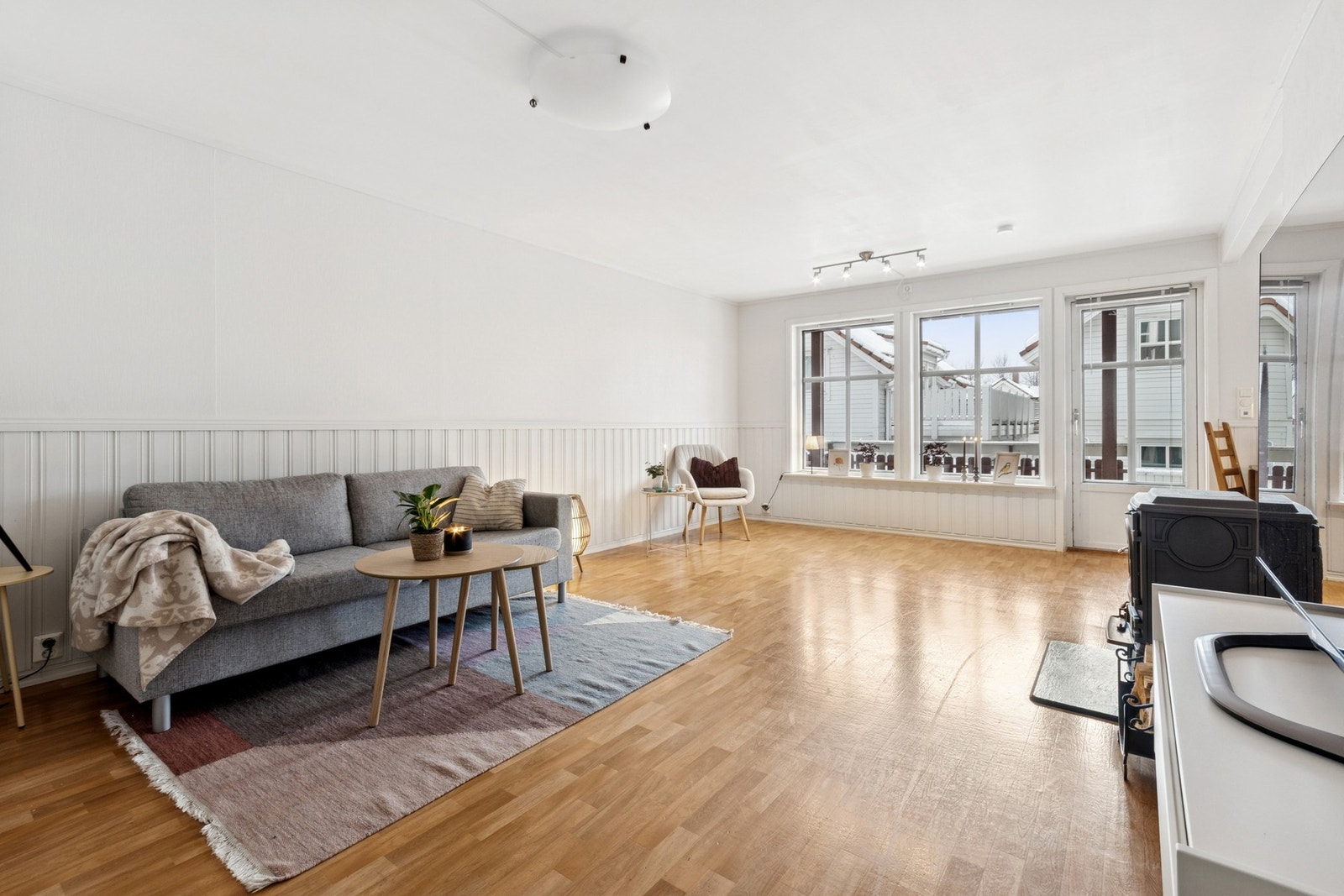 Stua er lys og romslig, og her er det god plass til både sitte- og spisegruppe Galleribilde