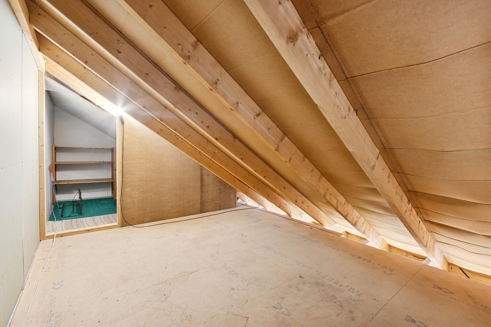 God plass til oppbevaring på loftet i garasjen Galleribilde