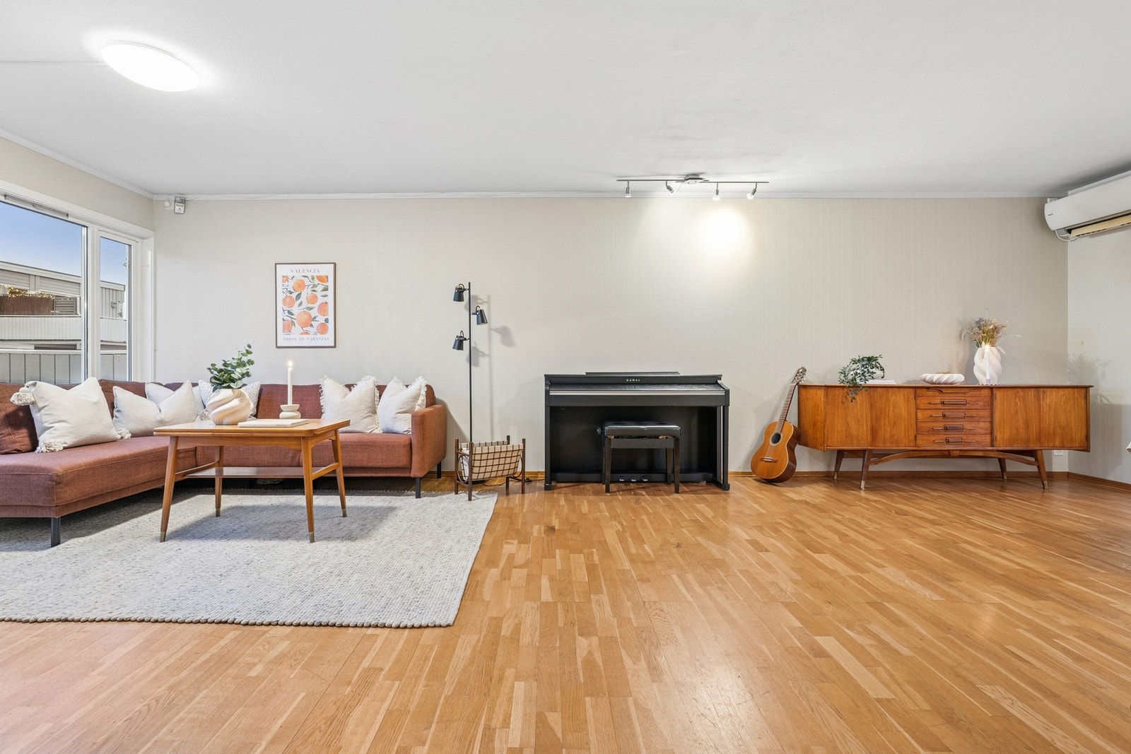 Stuen er nylig malt i lun farge, og har varmepumpe etablert for å holde en god, jevn temperatur Galleribilde