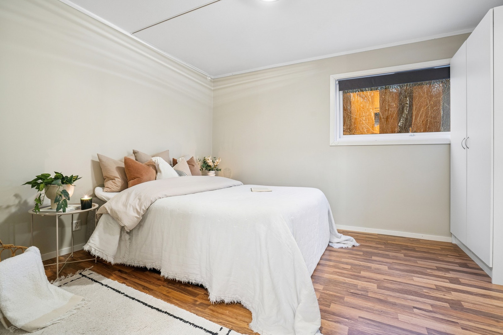 Veggene på hovedsoverom er helsparklet og malt i behagelige farger Galleribilde