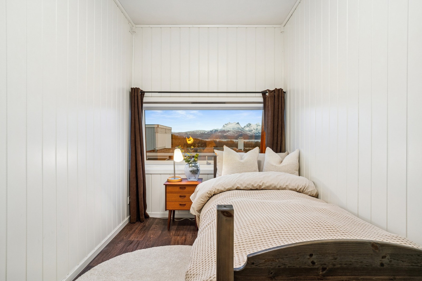 To praktiske soverom med flott utsikt over Børvasstindan Galleribilde