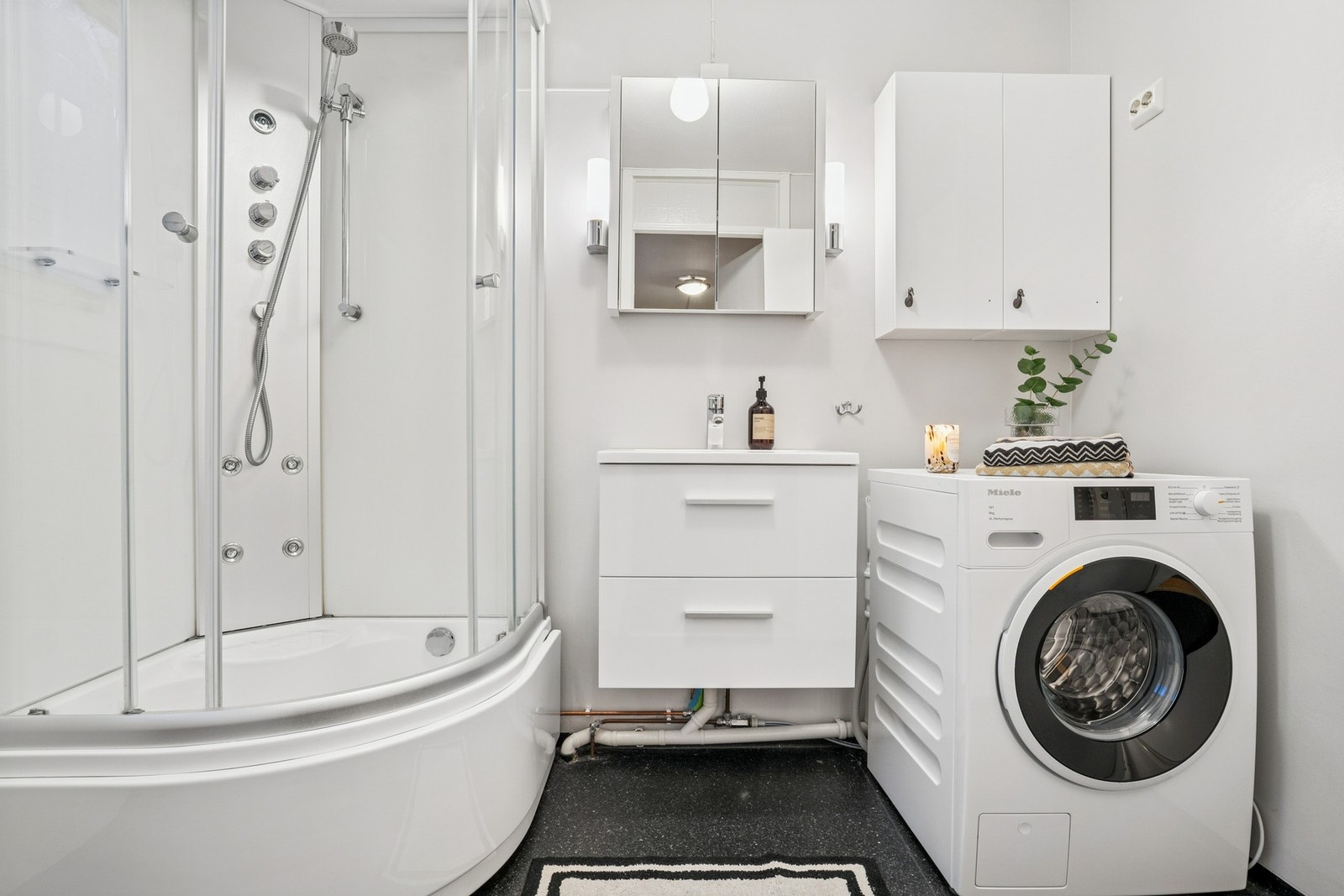 Praktisk baderom med tilliggende toalettrom Galleribilde