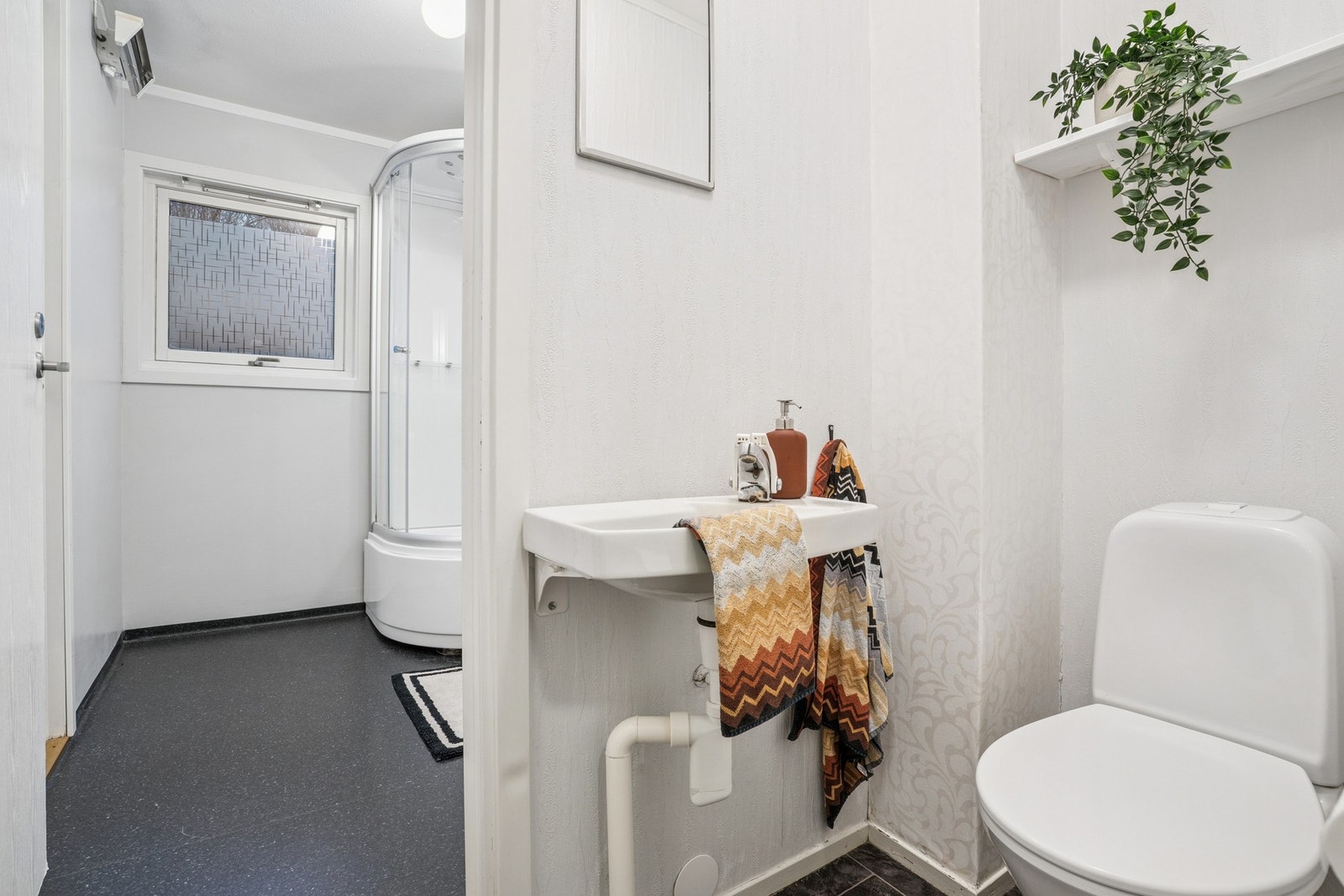 Vaskemaskin på baderom kan medfølge salg etter avtale Galleribilde