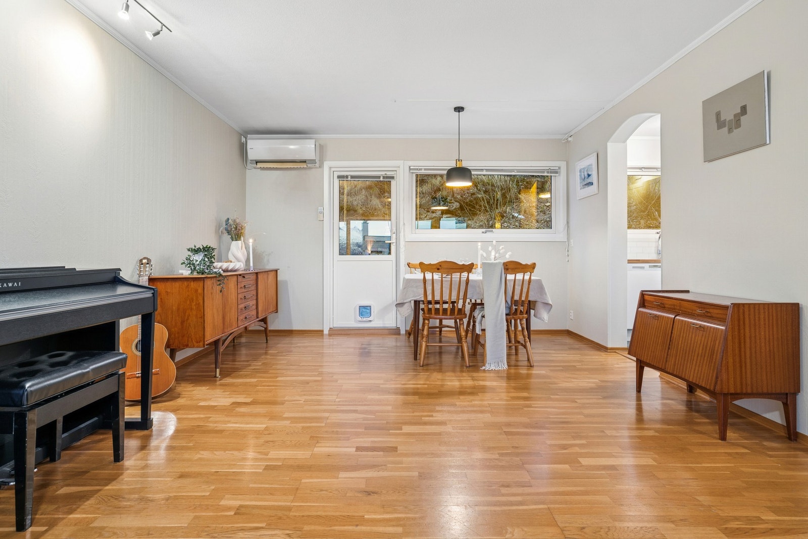 Stuen er romslig, og har plass til både sittegruppe og spisegruppe Galleribilde