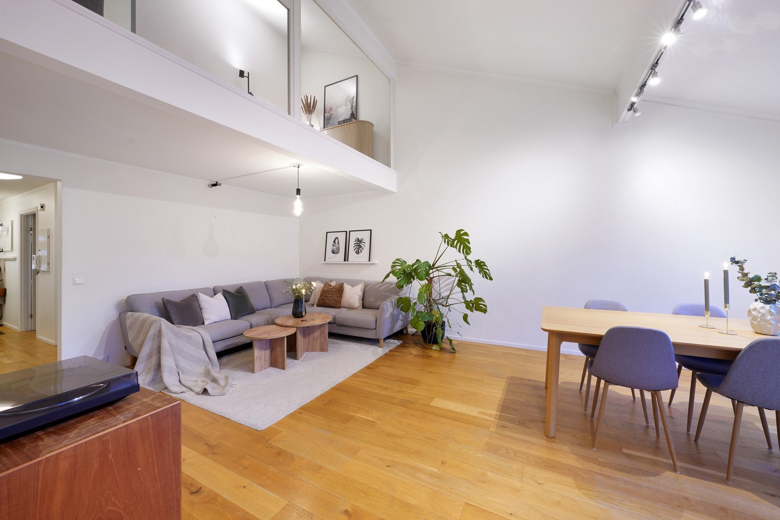 Stuen har god takhøyde og vindusflater som skaper den fine romfølelsen. Galleribilde