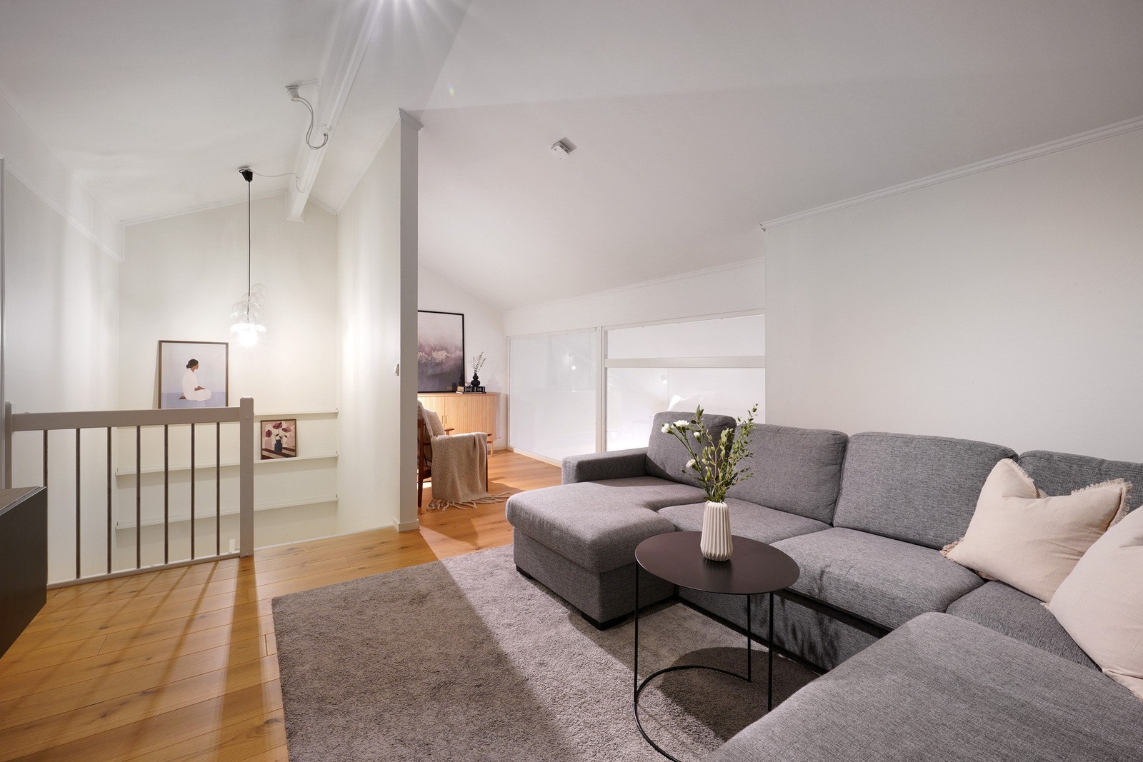 Loftstue med glassvegg ned til stue Galleribilde