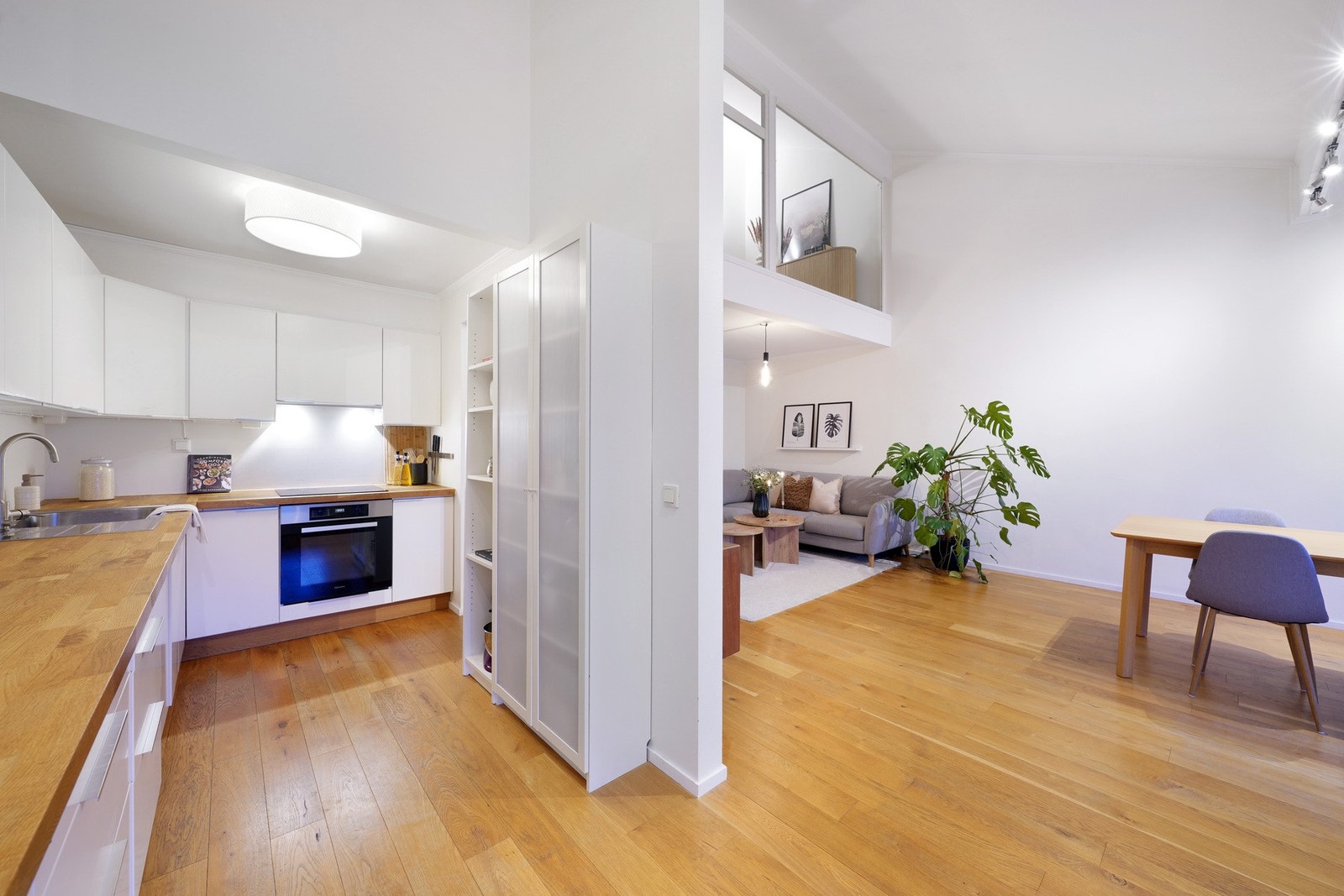 Lyst nøytralt kjøkken med god skap og benke-plass Galleribilde