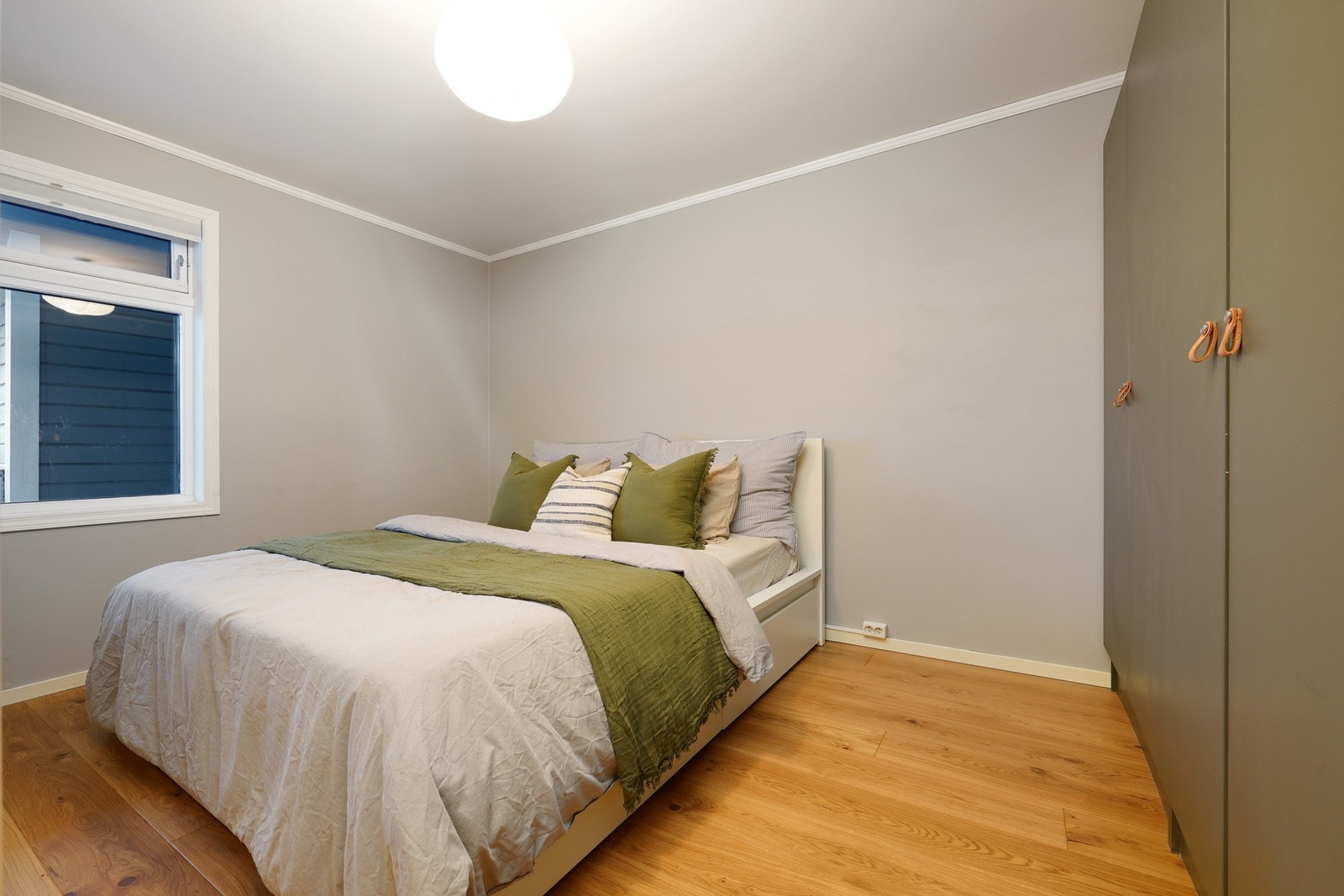 Hovedsoverom med god plass til dobbeltseng og garderobeskap Galleribilde