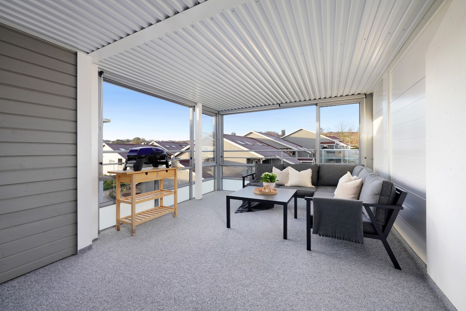 Innglasset balkong med fin utsikt og kveldsol. Galleribilde