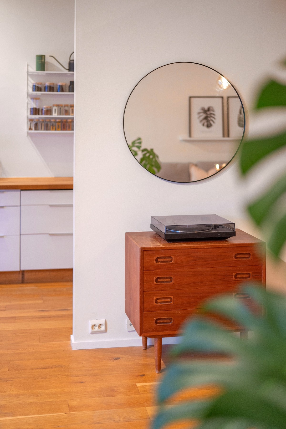 Stue/kjøkken i delvis åpen løsning. Galleribilde