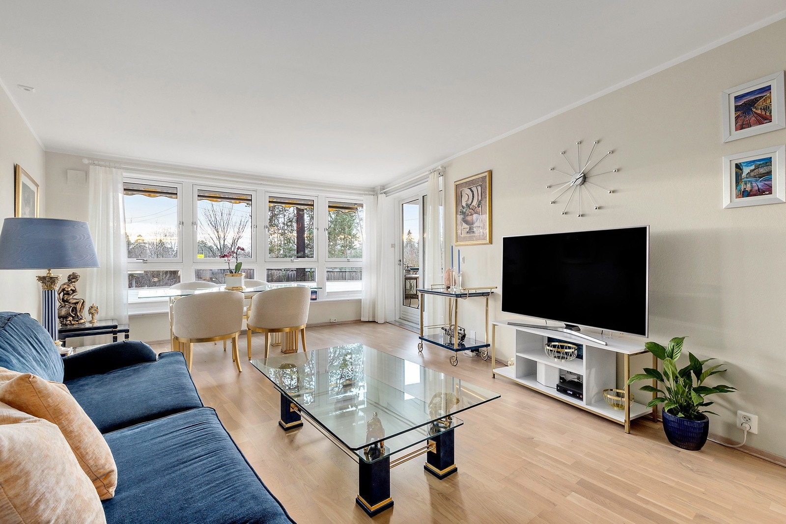 Store vindusflater som gir gode lysforhold hele året. Velkommen på visning i Lysehagan 50! Galleribilde