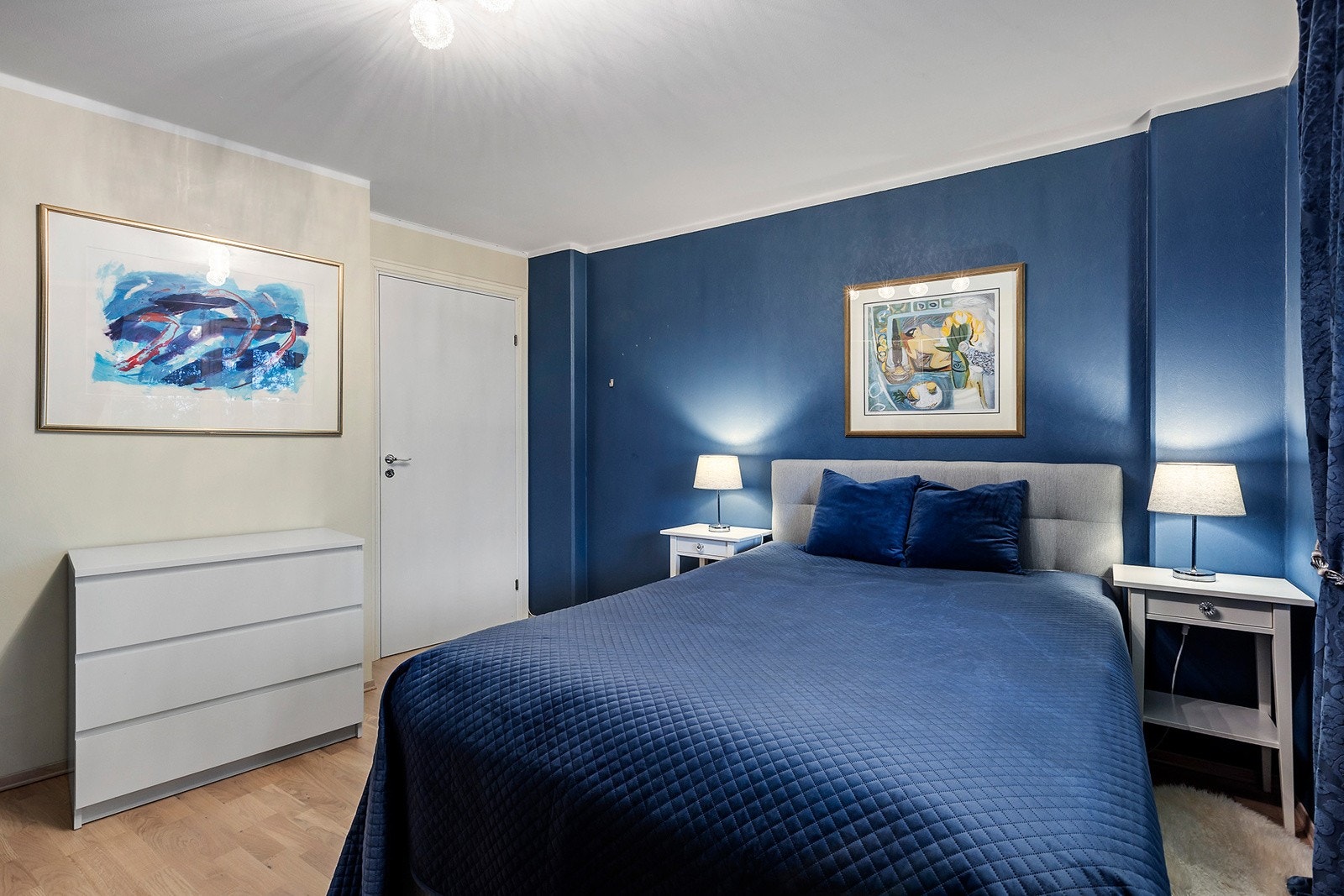 Soverom med god plass til dobbeltseng mm Galleribilde